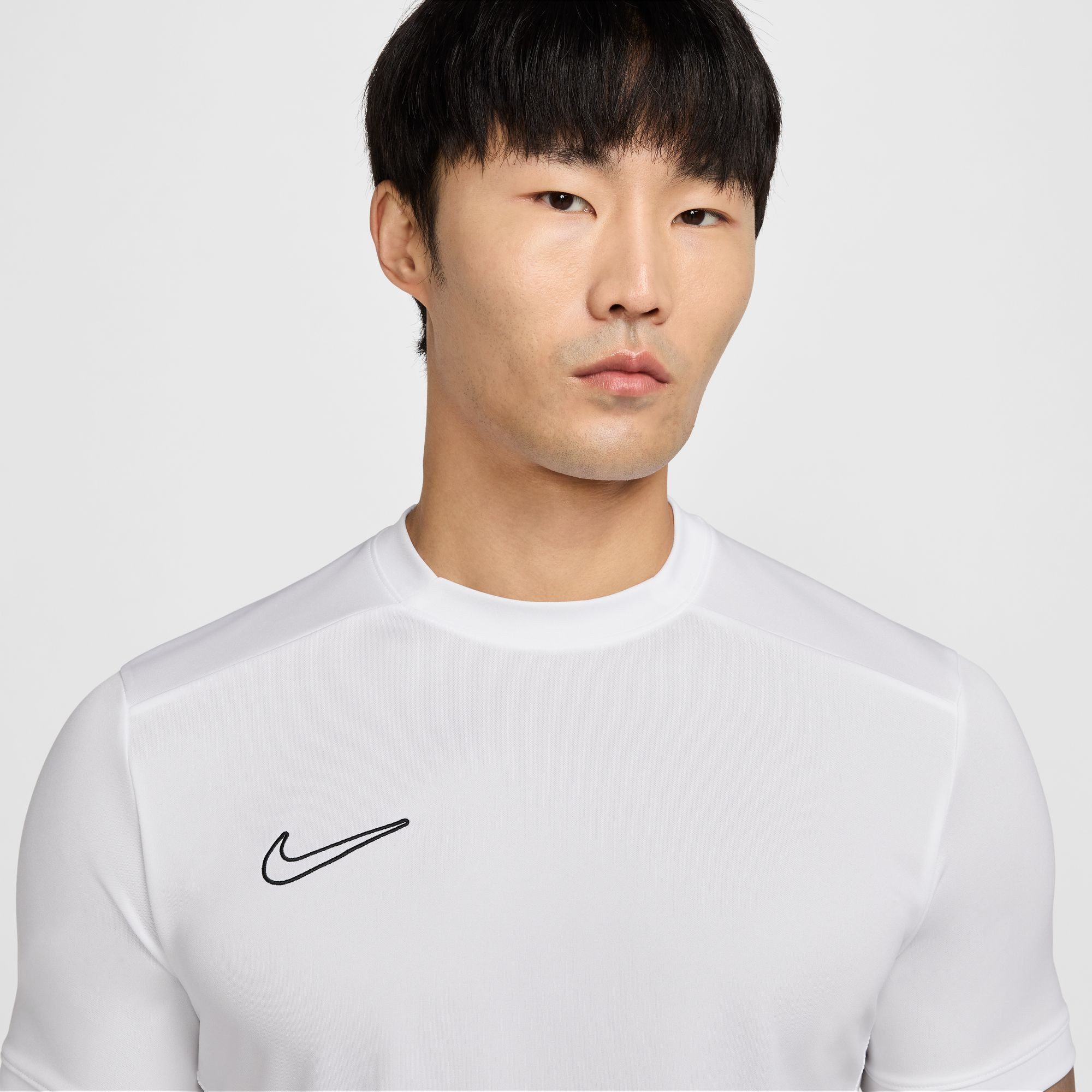 Nike Fußballtrikot Nike Academy Men's Dri-FIT Short-Sleeve Soccer Top für Fußballtraining entwickelt, mit seitlichen Mesh-Einsätzen
