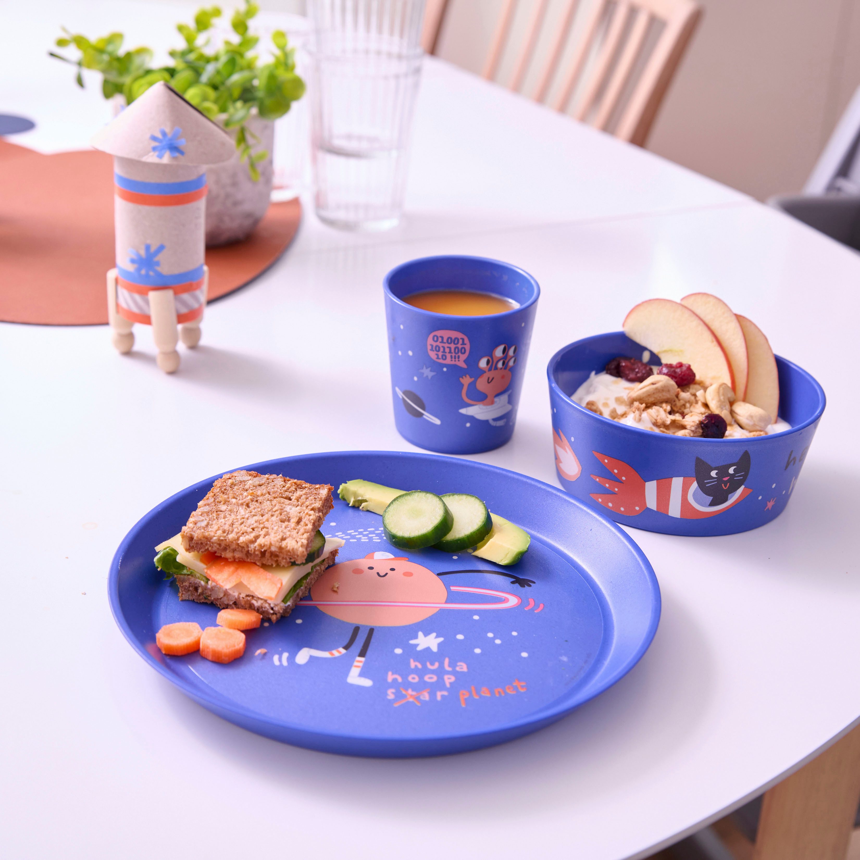 KOZIOL Kindergeschirr-Set Kleiner Teller + Schale + Becher CONNECT SPACE (3-tlg), 1 Personen, Kunststoff, 100% melaminfrei & recycelbar, CO² neutral in Deutschland produziert!