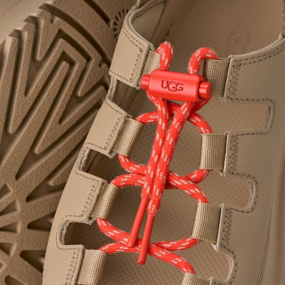 UGG GOLDENGLOW TOGGLE SANDAL Plateausandale Plateau, Klettschuh, Riemchensandale mit Kontrast-Details