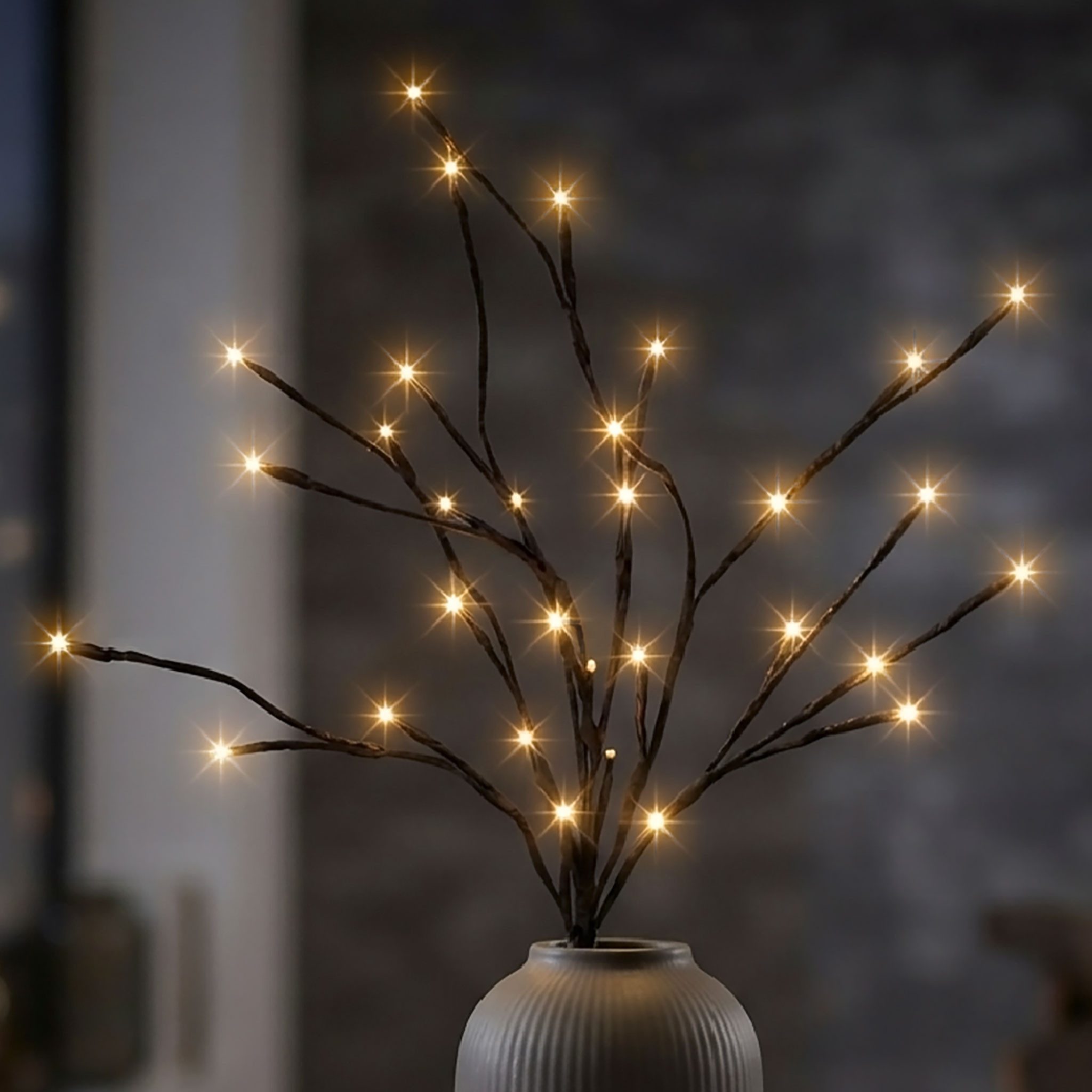 Spetebo LED-Leuchtzweig LED Deko Ast 70 cm batteriebetrieben für Außen und Innen, 24-flammig, Lichterzweig warm weiß beleuchtet mit Timer