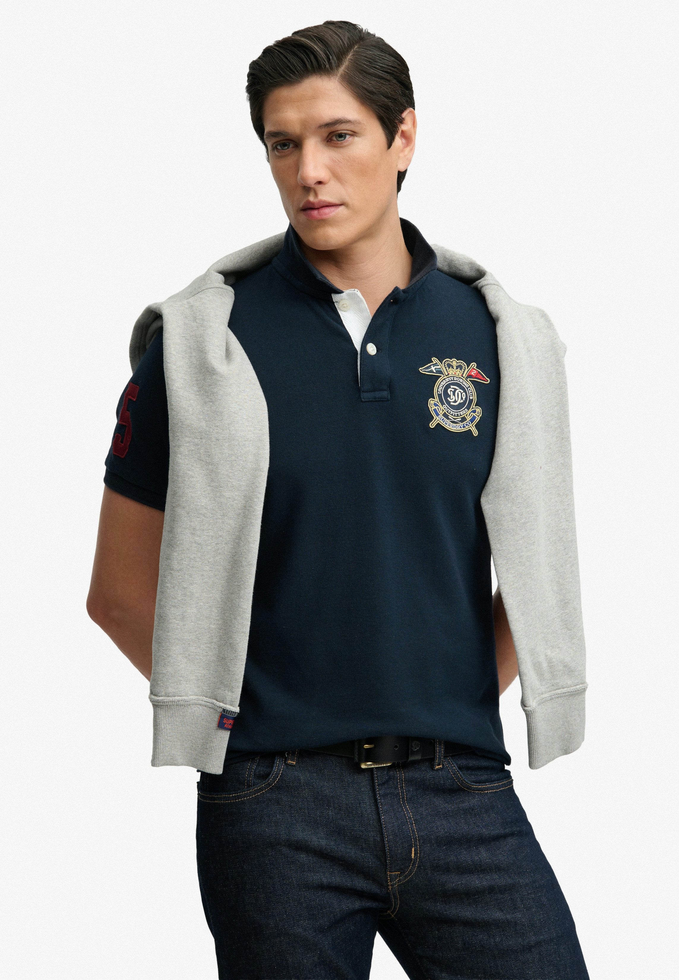 Superdry Poloshirt CREST POLO mit Markenlabel, aus Baumwolle, Relaxed Fit, bedruckte Optik