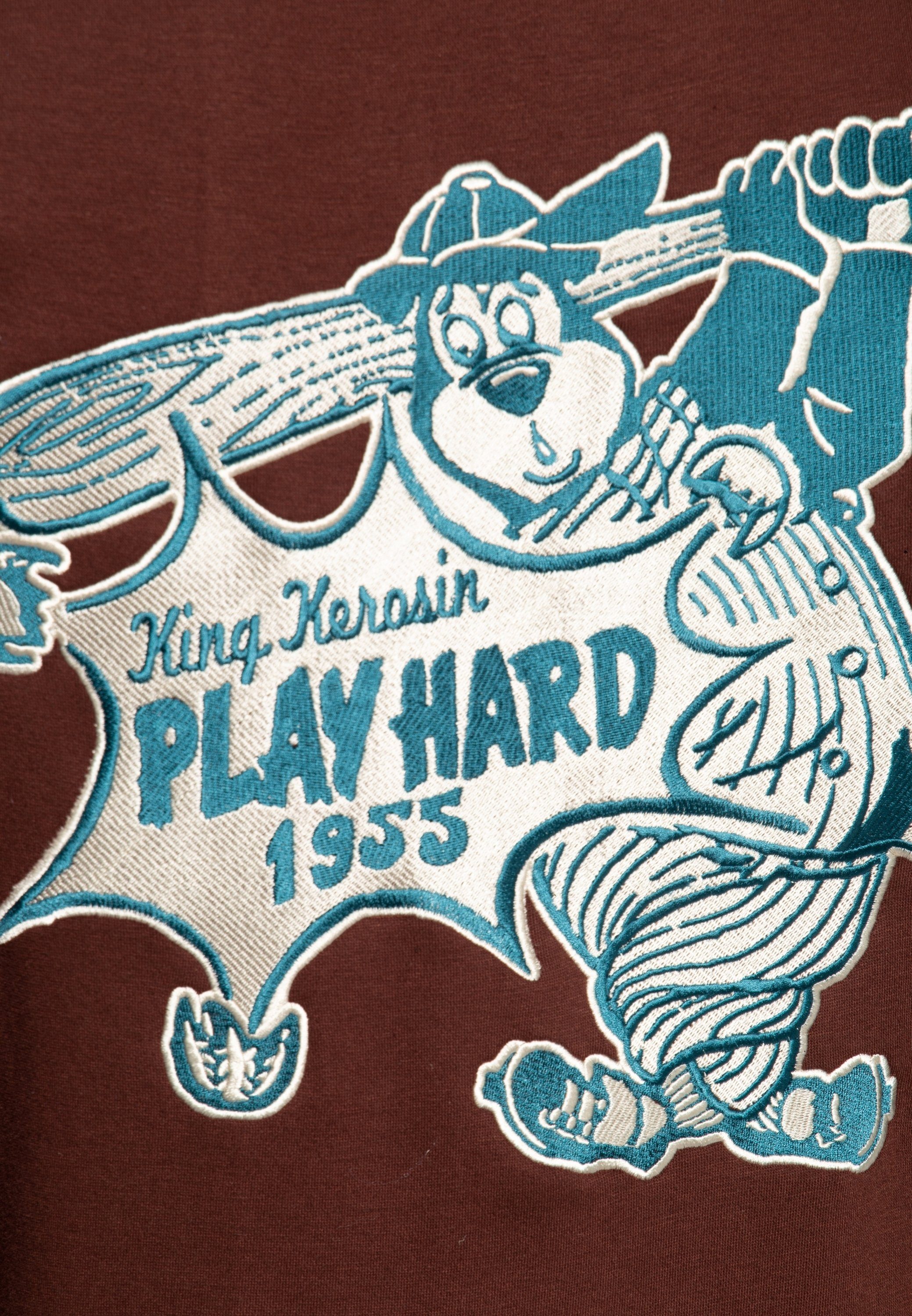Stil Stickerei Collegejacke hochwertiger Vintage KingKerosin Hard im Play mit