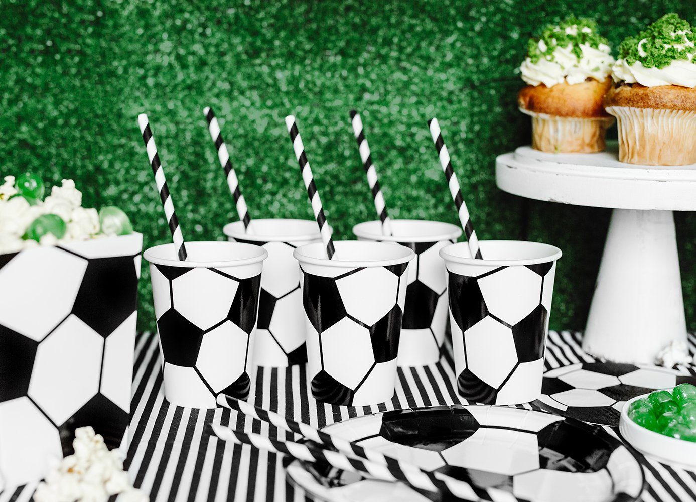 partydeco Einwegbecher, Papier, Pappbecher Fußball 220ml schwarz weiß 6er Set
