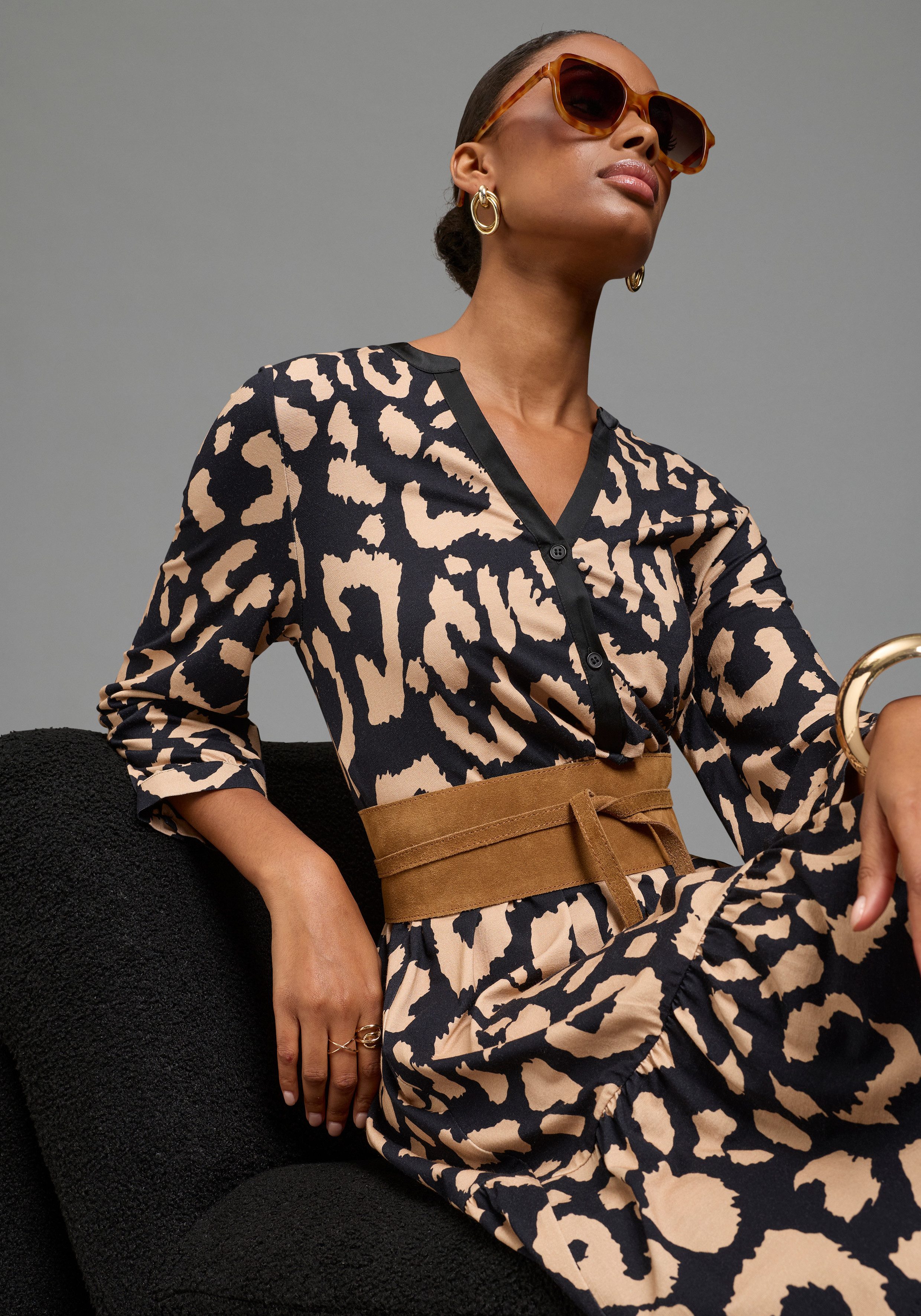 Bruno Banani Jerseykleid mit Satin-Ausschnitt und Stufenrock im Animal-Look, kniefrei, 3/4 Ärmel