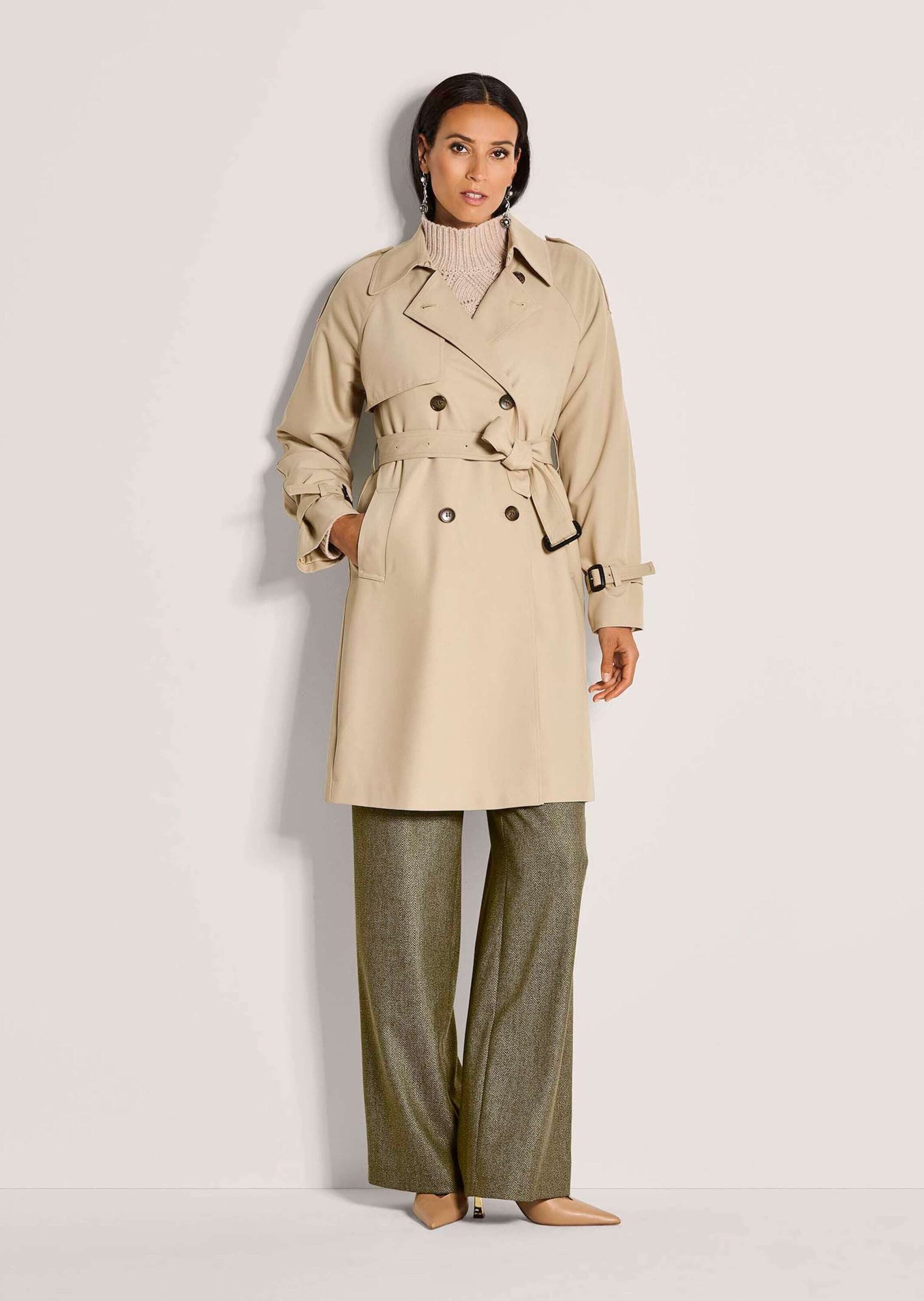 MADELEINE Trenchcoat Eleganter gefütterter Zweireiher Trenchcoat in Longform mit Reverskragen und stilvollen Hornknöpfen