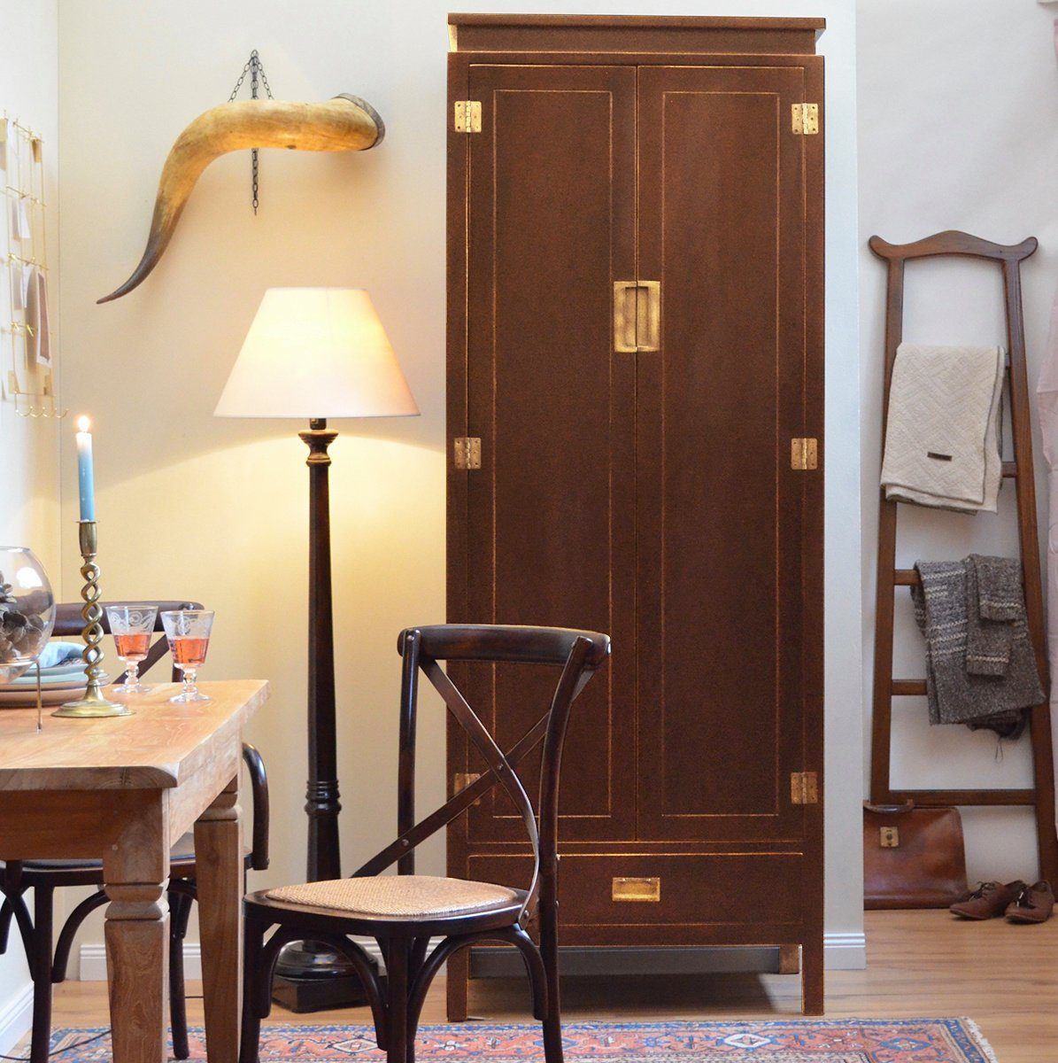 Kai Wiechmann Wäscheschrank Asiatischer Schrank braun, Kleiderschrank, Vorratsschrank (drei Regalböden, eine Schublade) 80x211x53 cm, zweitürig, Massivholz, Shabby Chic