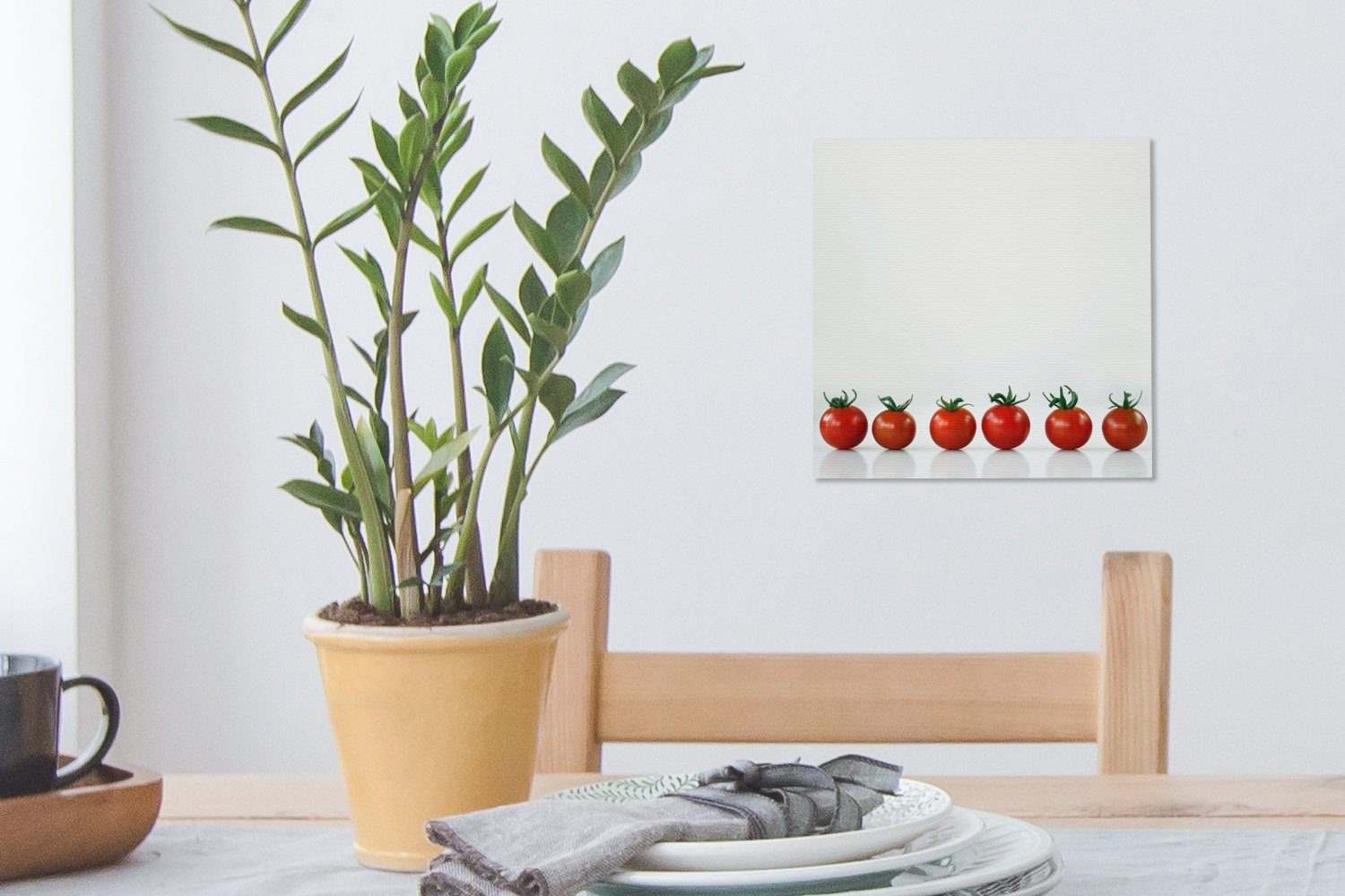 Schlafzimmer Wohnzimmer Kleine mit St), (1 Leinwand in Reihe weißem für OneMillionCanvasses® Bilder Hintergrund, Leinwandbild einer Tomaten