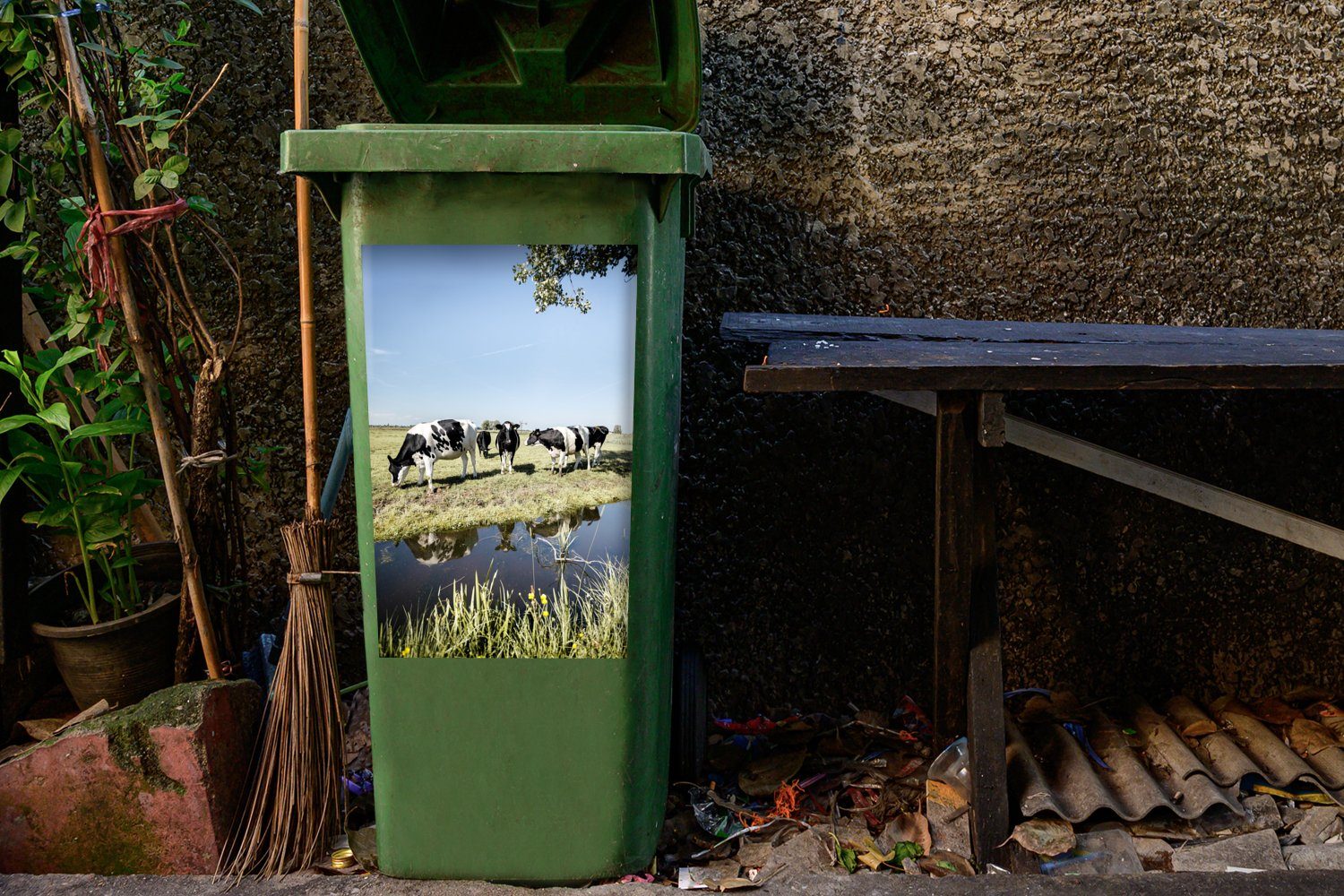 MuchoWow Wandsticker Kühe - Mülltonne, Wasser (1 St), Sticker, Spiegelung Mülleimer-aufkleber, Abfalbehälter - Container