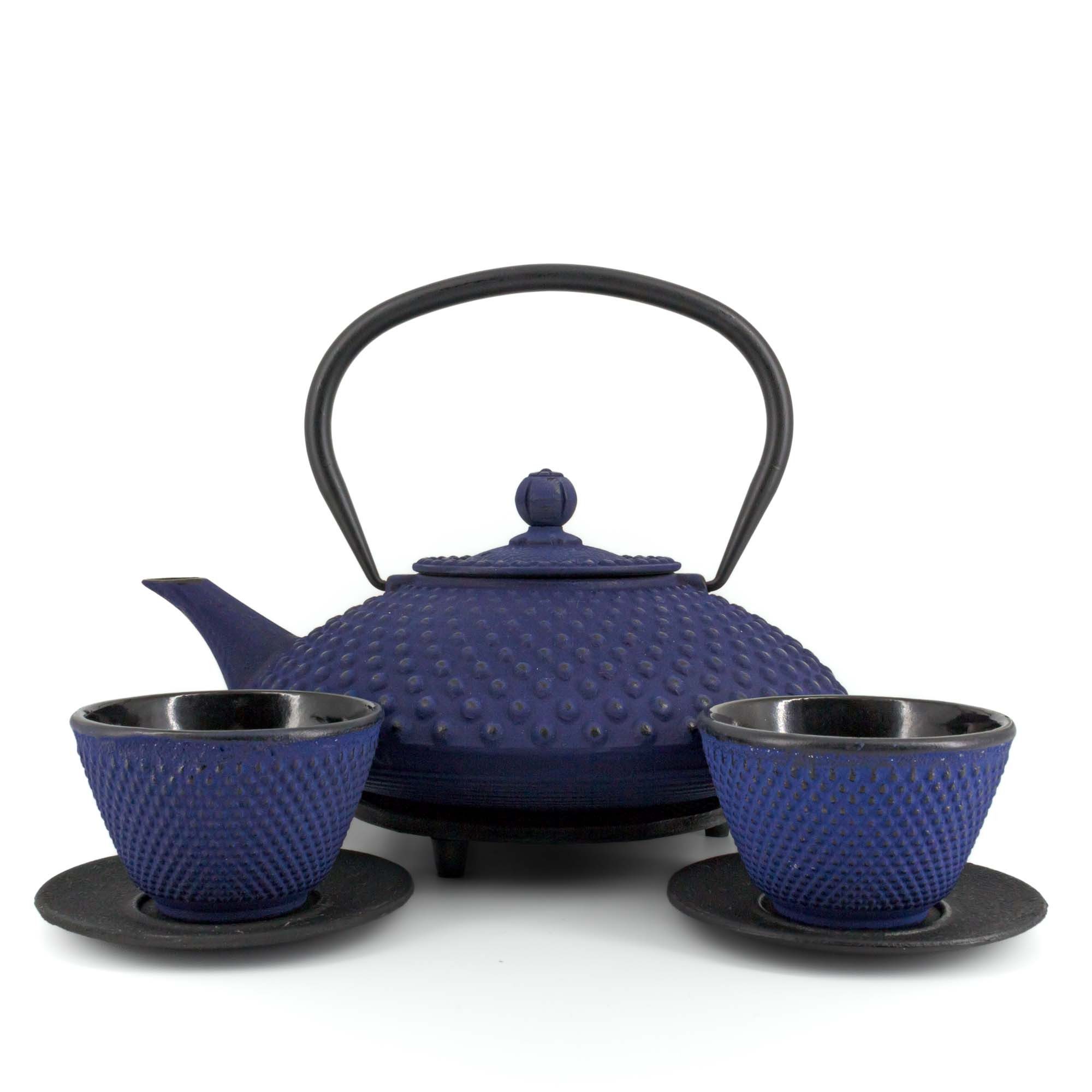 teayumi Teekanne CHIYO Tetsubin Komplett-Set Gusseisenkanne 1200 ml Blau, 1.2 l, (Komplett-Set, 8-teilig), mit herausnehmbaren Edelstahlsieb, mit Henkel