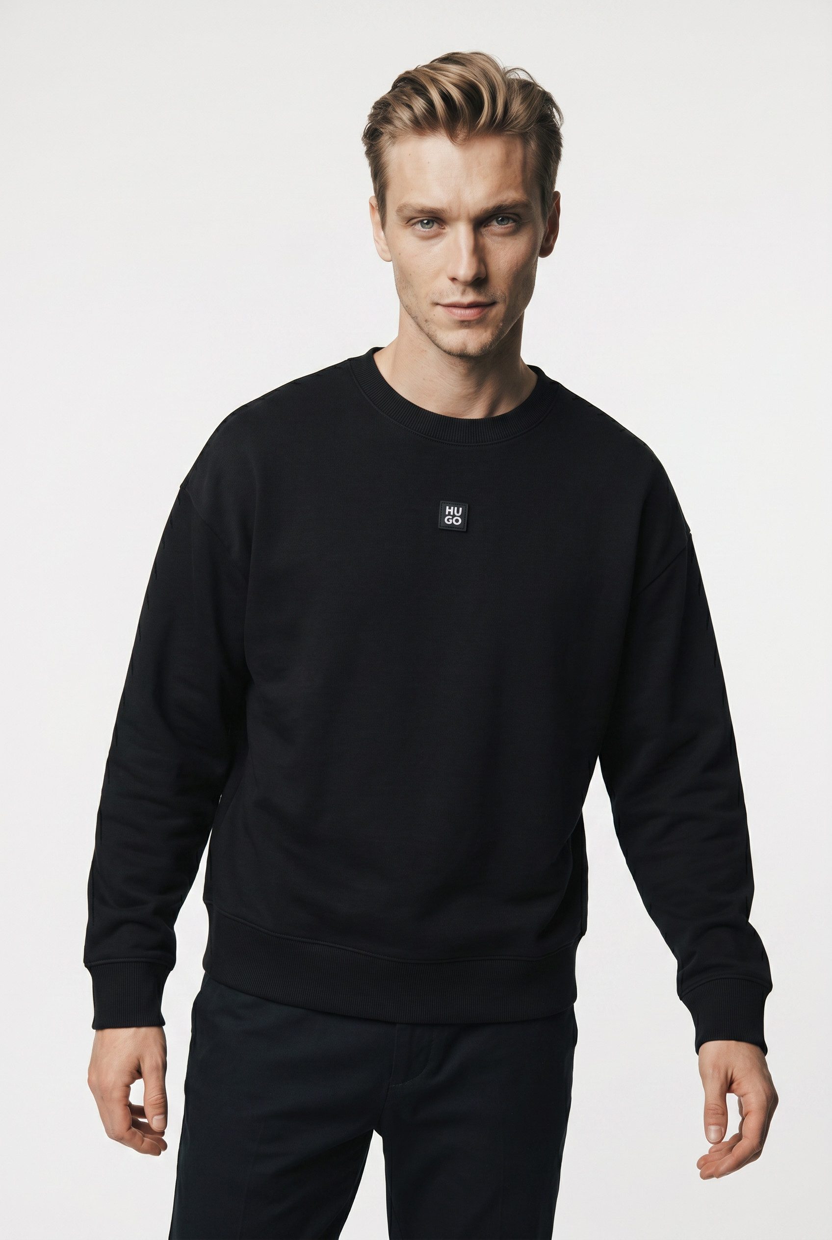 HUGO Sweatshirt Dettil Metal Stacked Logo Premium Metall Logo Rundhalsausschnitt, Relaxed Fit, Baumwollmix