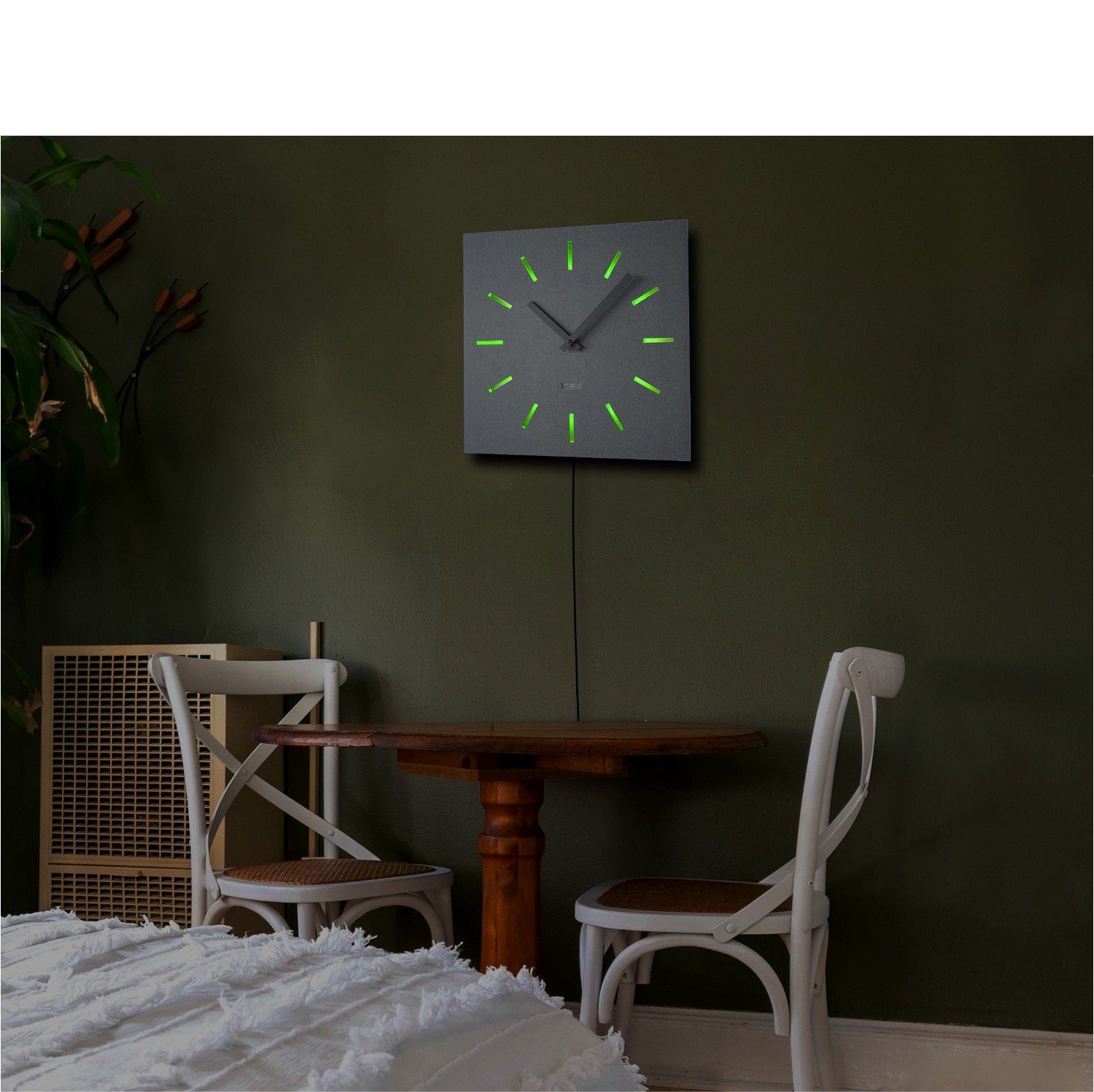ZENLED Wanduhr GROTTO ECKIG 40cm Holz - luxus Designer Lichtobjekt mit 3D-Effekt ALU (ausgeleuchtet mit mehrfarbig steuerbaren RGB LEDs über Fernbedienung) Schwarz mit Stundenstrichen in Alu