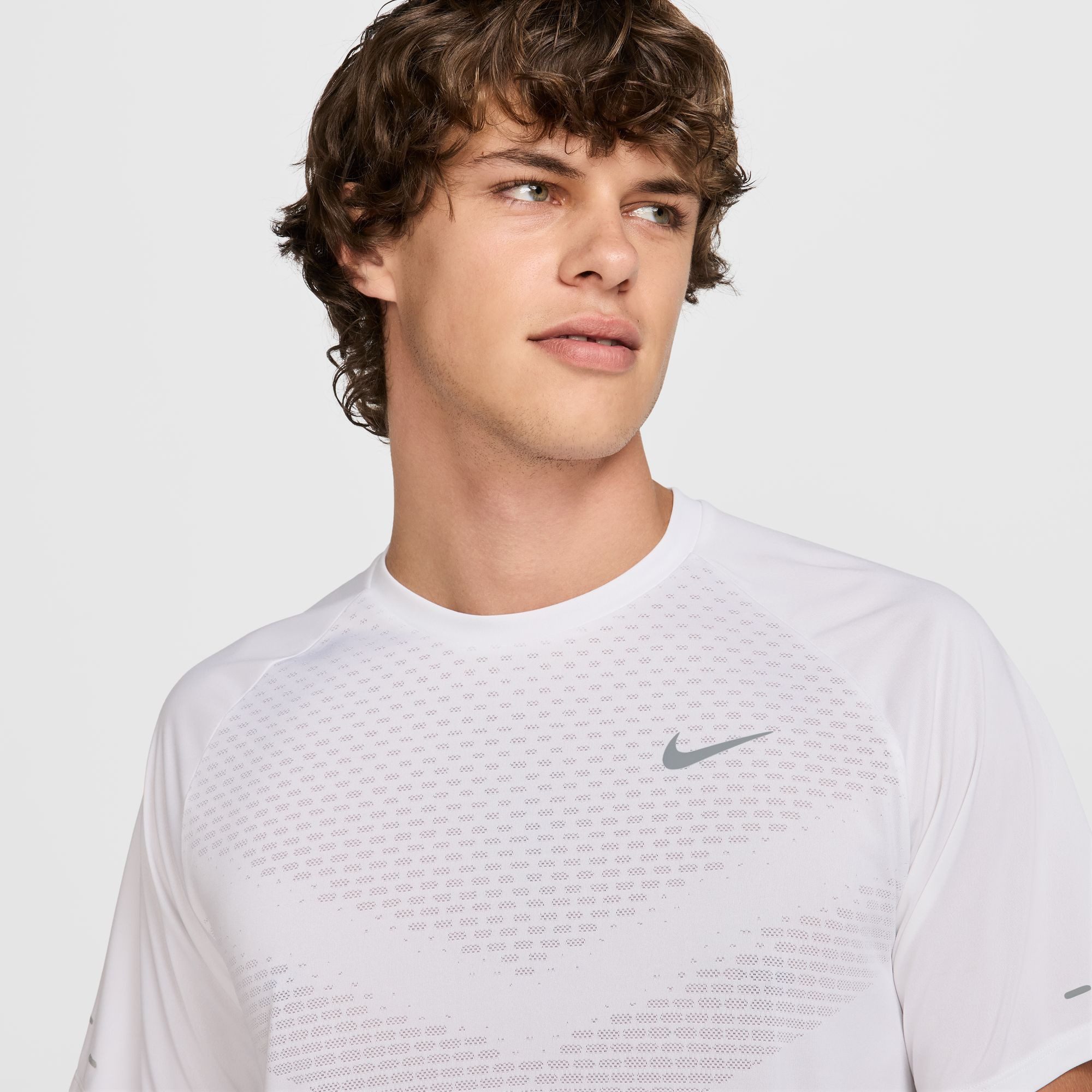 Nike Laufshirt M NK DFADV STRIDE SS TOP Kurzarm-Design, mit Rundhalsausschnitt, normale Länge, atmungsaktiv