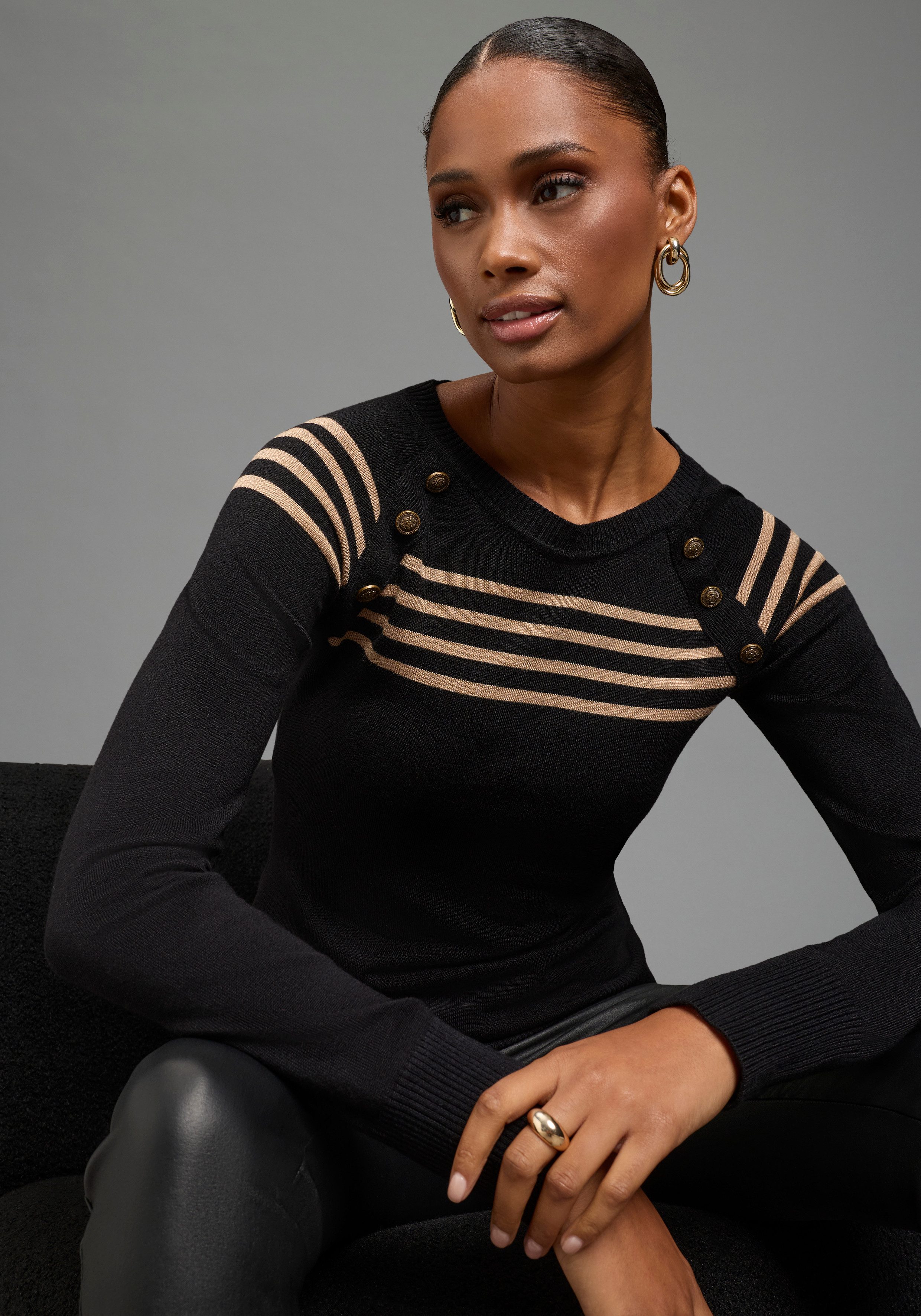 Bruno Banani Strickpullover mit Zierknöpfen und Streifen-Design mit Rundhalsausschnitt, figurbetonte Passform, hüftlange Form