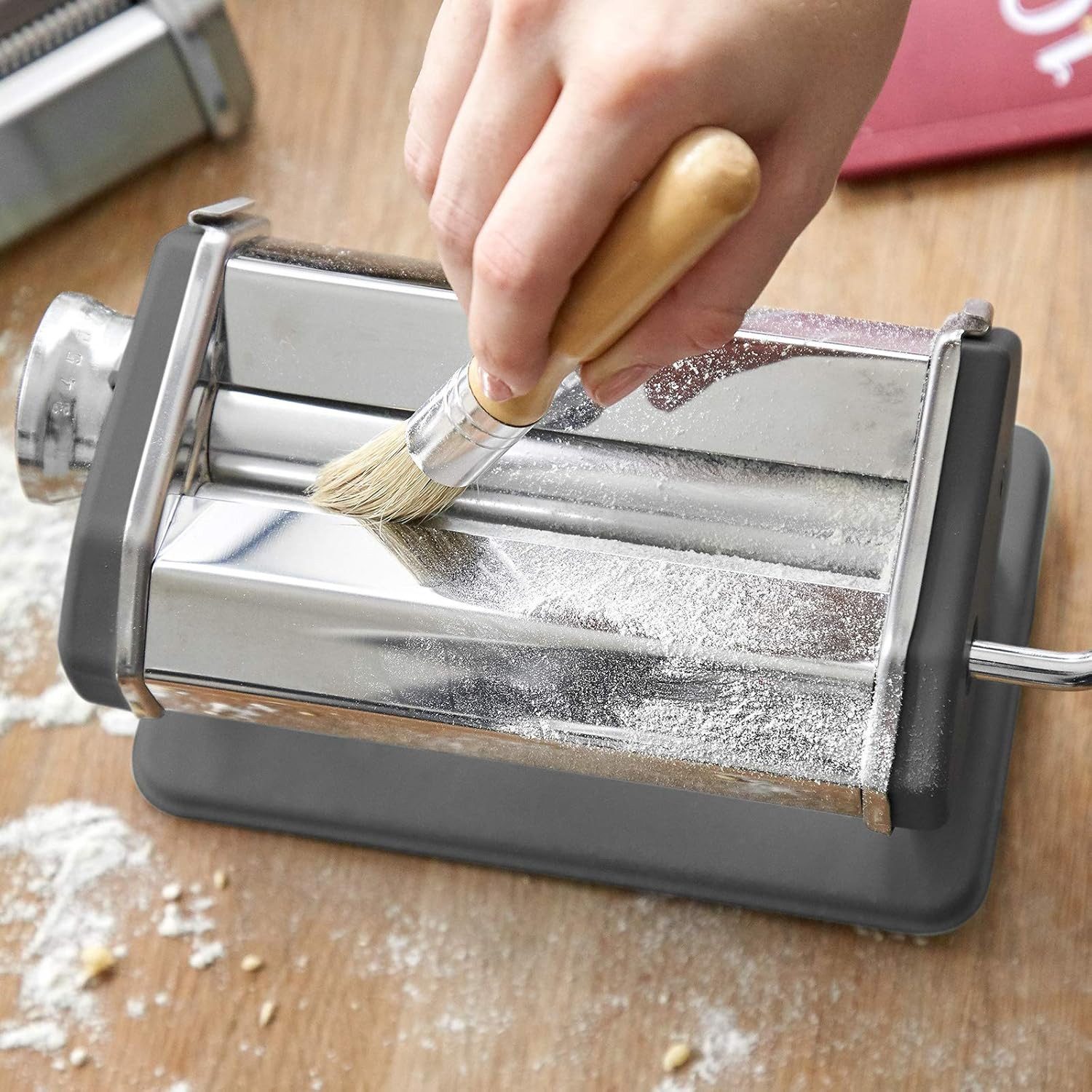 Springlane Nudelmaschine - Manuelle Nudelmaschine aus Edelstahl - Pastamaker inkl. Rezeptbuch, Nudeltrockner & 3 Schneideaufsätze, 9 Teigdicke-Stufen – Bild 4 von 5