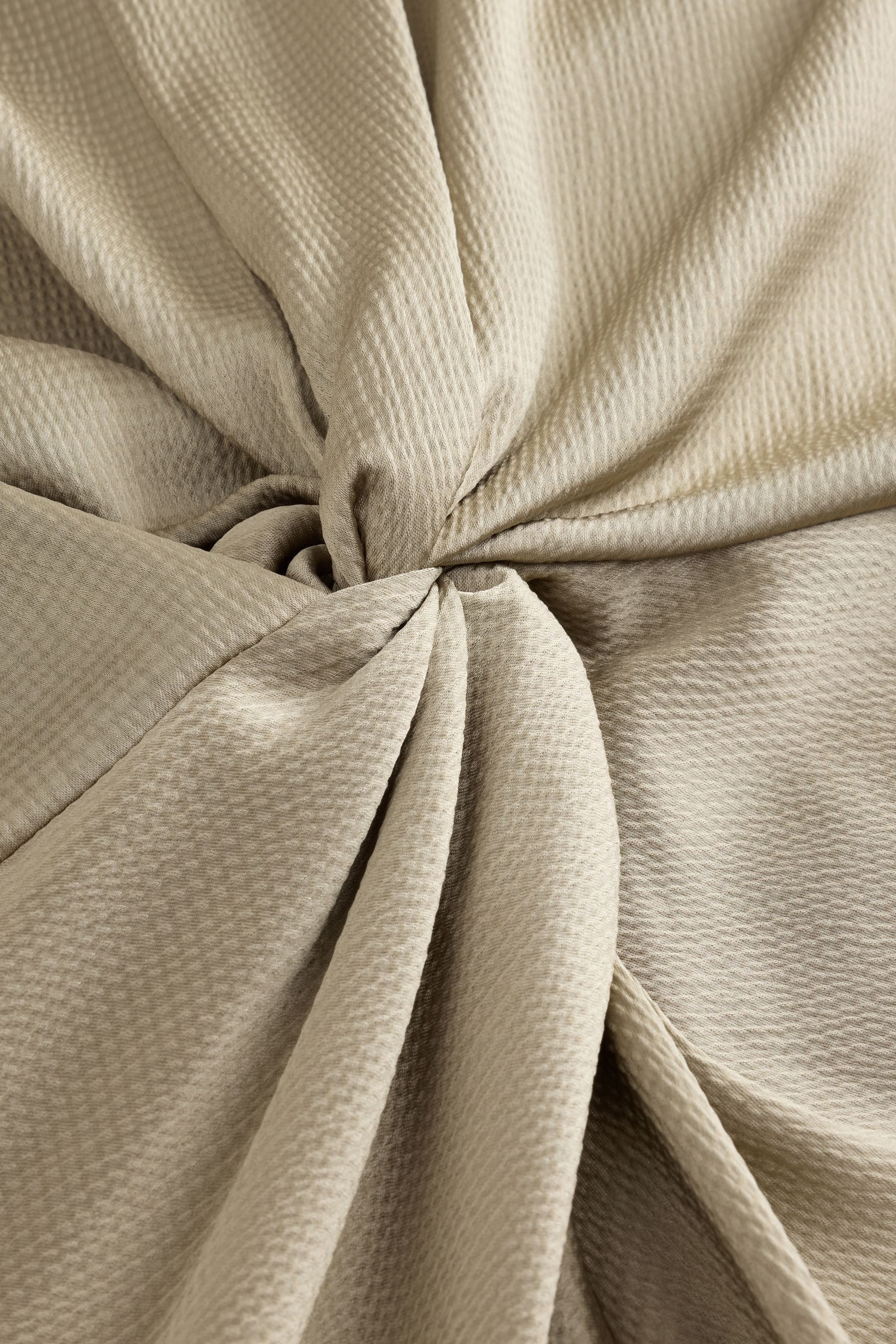 Next Maxikleid Satin-Maxikleid mit langen Ärmeln und Drehdetail (1-tlg)