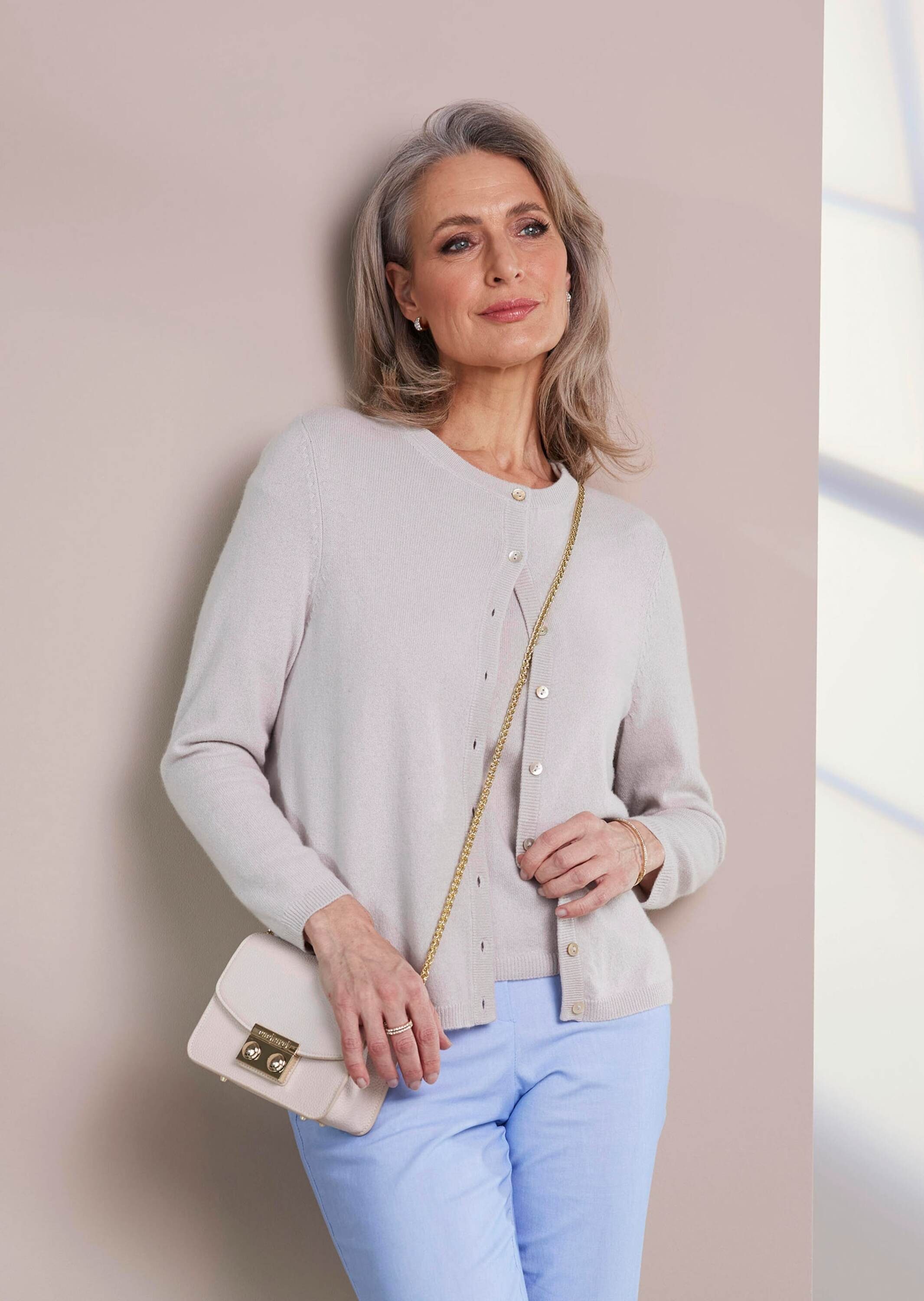 GOLDNER Strickjacke Kurzgröße: Eleganter Herbstcardigan mit Rundhals Weiche Strickjacke mit Rippenabschlüssen, Knopfleiste und Langarm