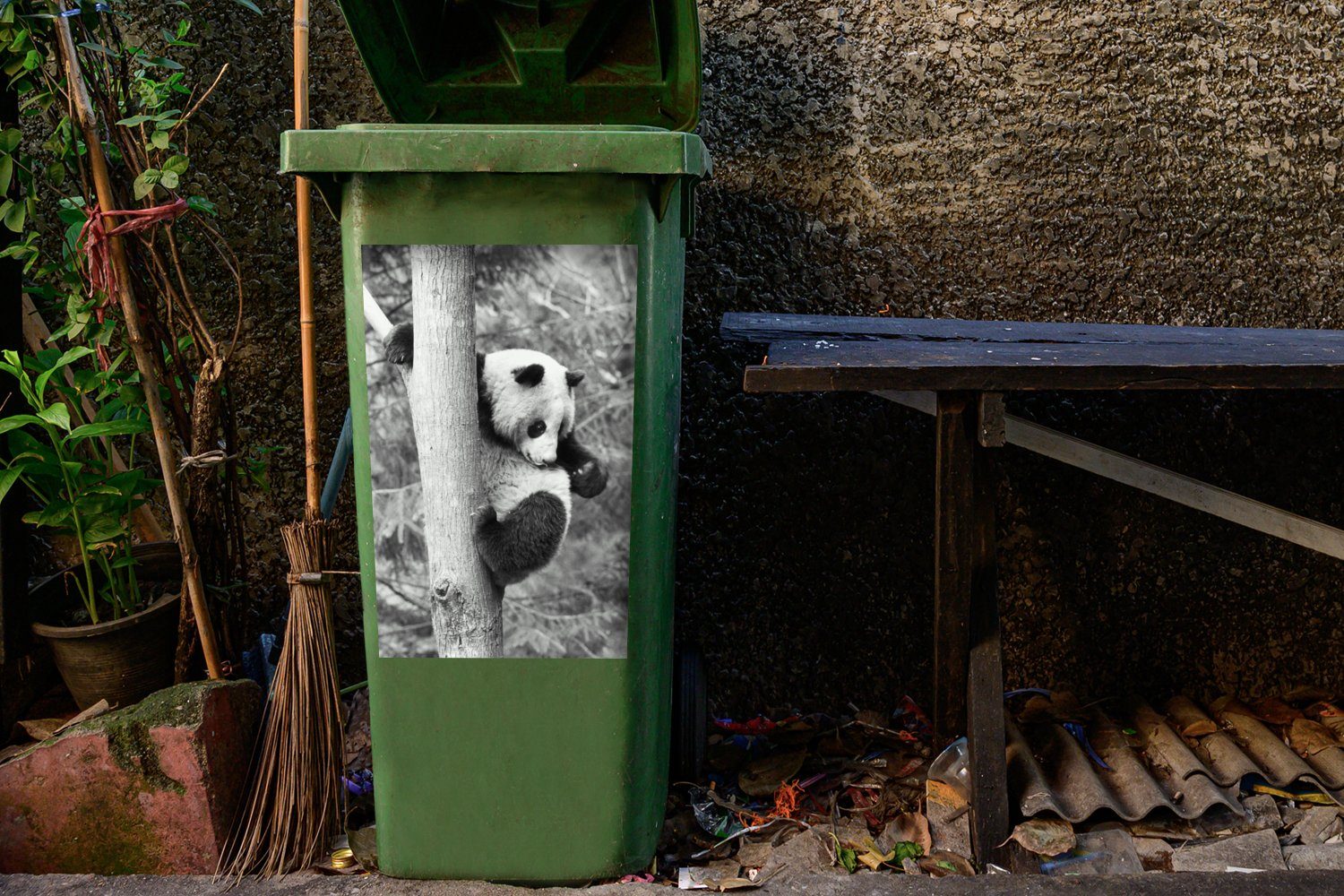 MuchoWow Wandsticker Panda Container, Mülltonne, schwarz-weiß auf (1 klettert Mülleimer-aufkleber, Abfalbehälter in Sticker, Baum St), einen