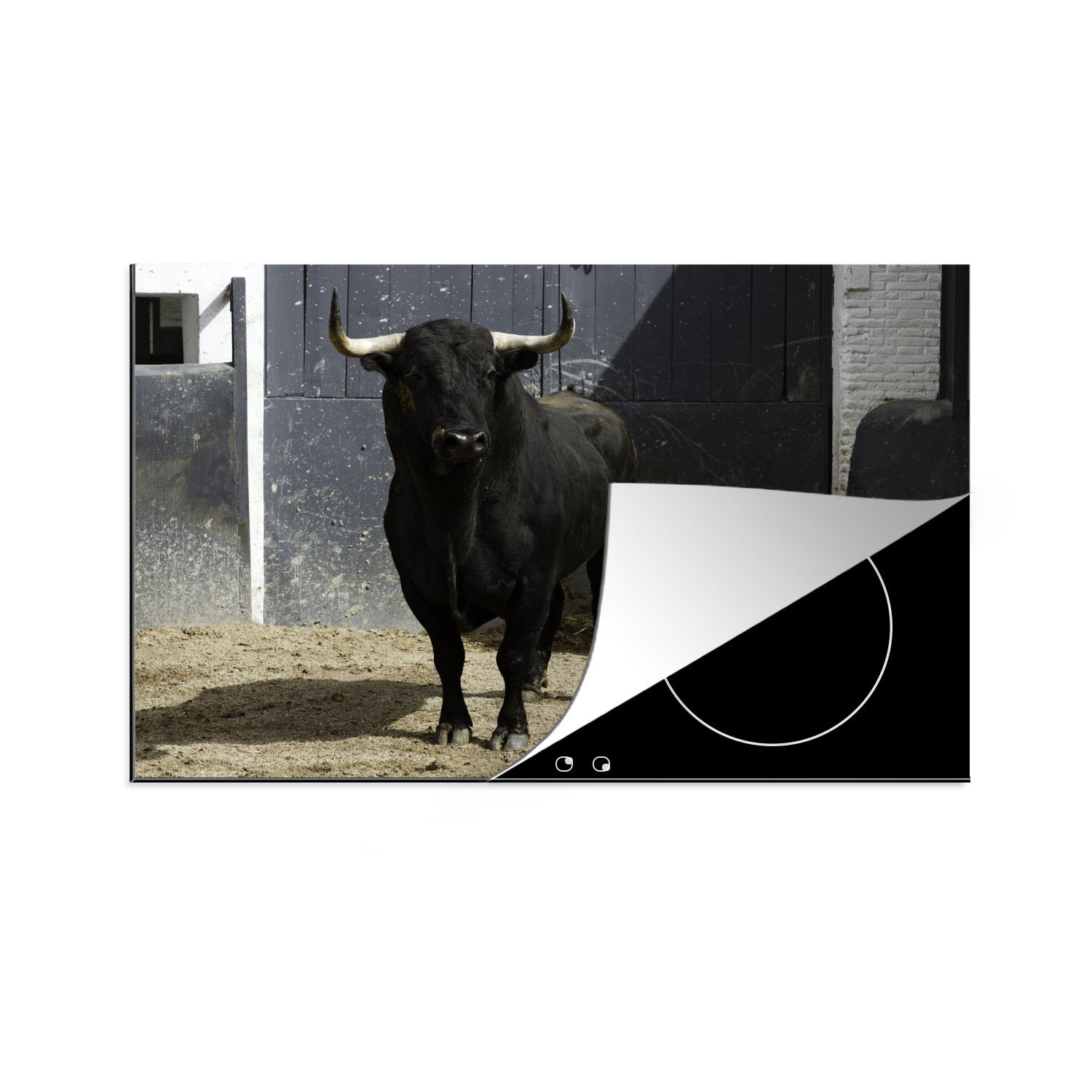 MuchoWow Herdblende-/Abdeckplatte Ein schwarzer Stier auf Sand vor einer Tür, Vinyl, (1 tlg), 81x52 cm, Induktionskochfeld Schutz für die küche, Ceranfeldabdeckung