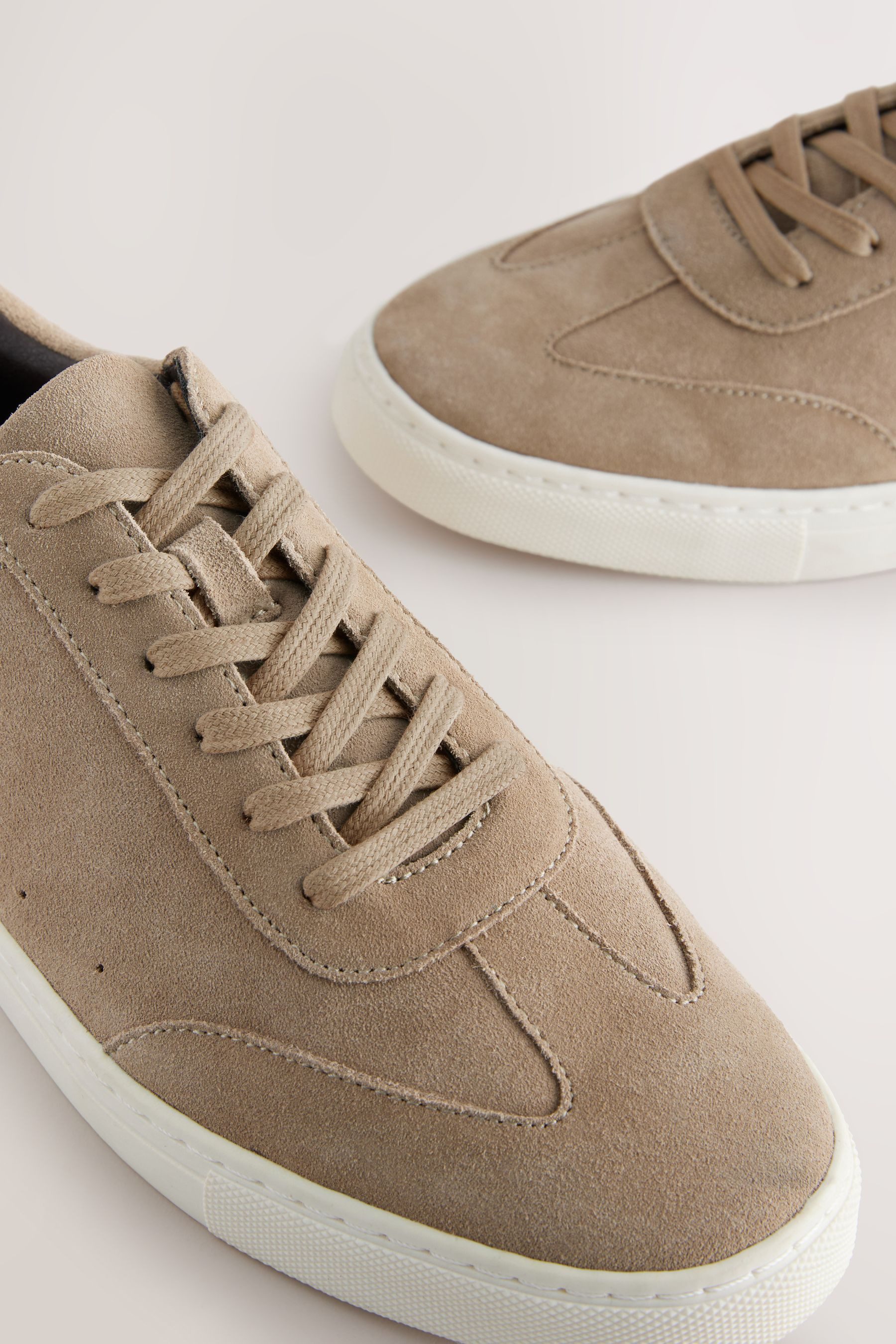 Next Schicke Turnschuhe aus Veloursleder Schnürschuh (1-tlg)