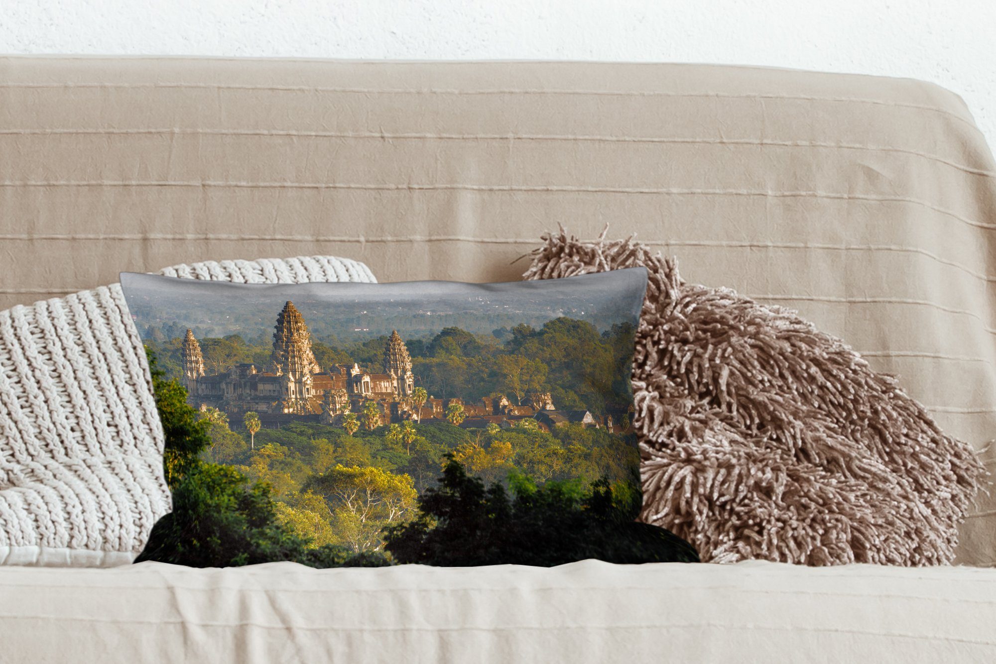 Dekokissen Schlafzimmer zwischen mit Wohzimmer MuchoWow Füllung, Angkor Bäumen, den Dekokissen Zierkissen, Dekoration, Wat