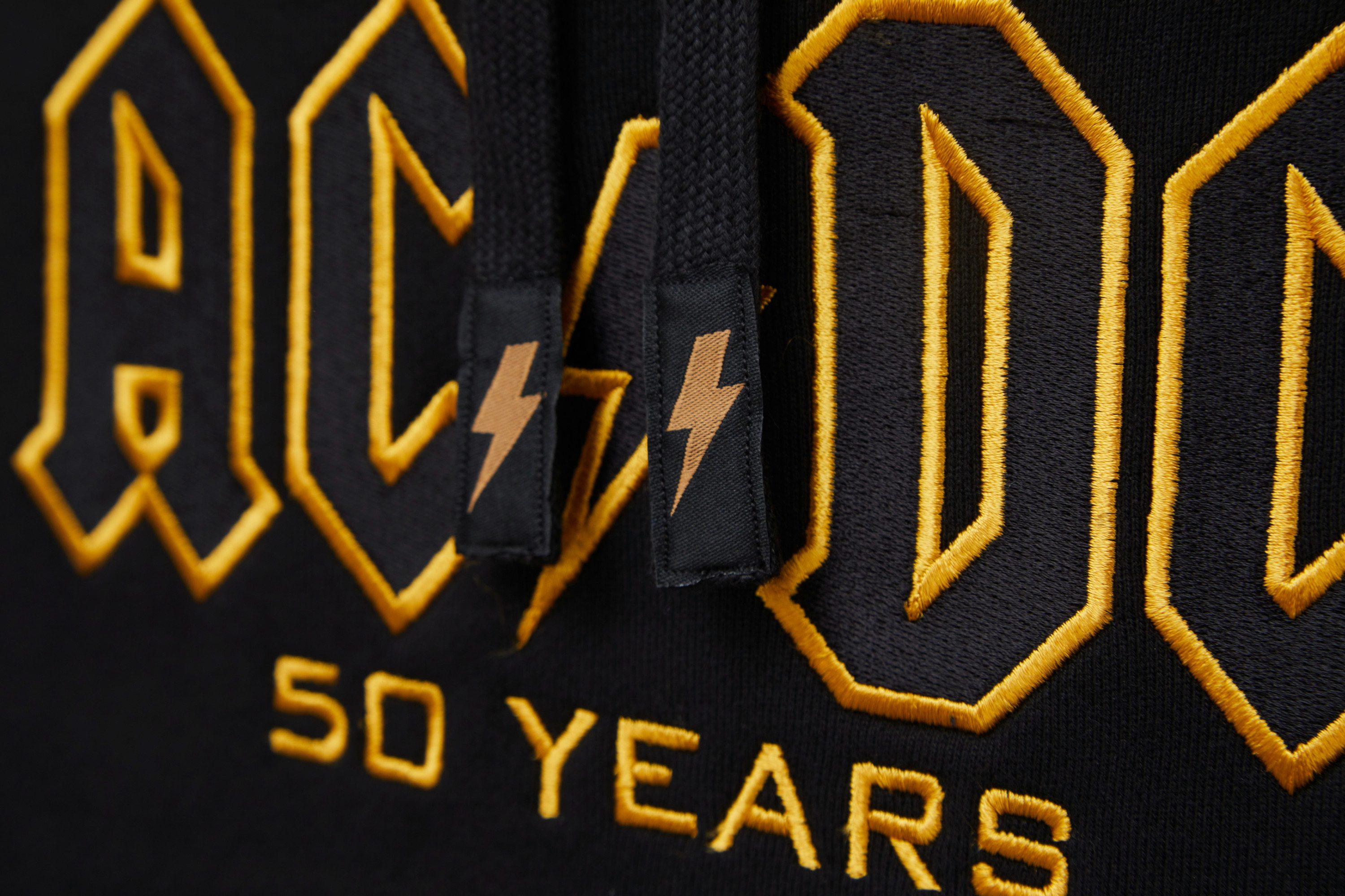 Capricorn Rockwear Kapuzenpullover AC/DC x CAPRICORN Rockwear 50 Years Black Logo