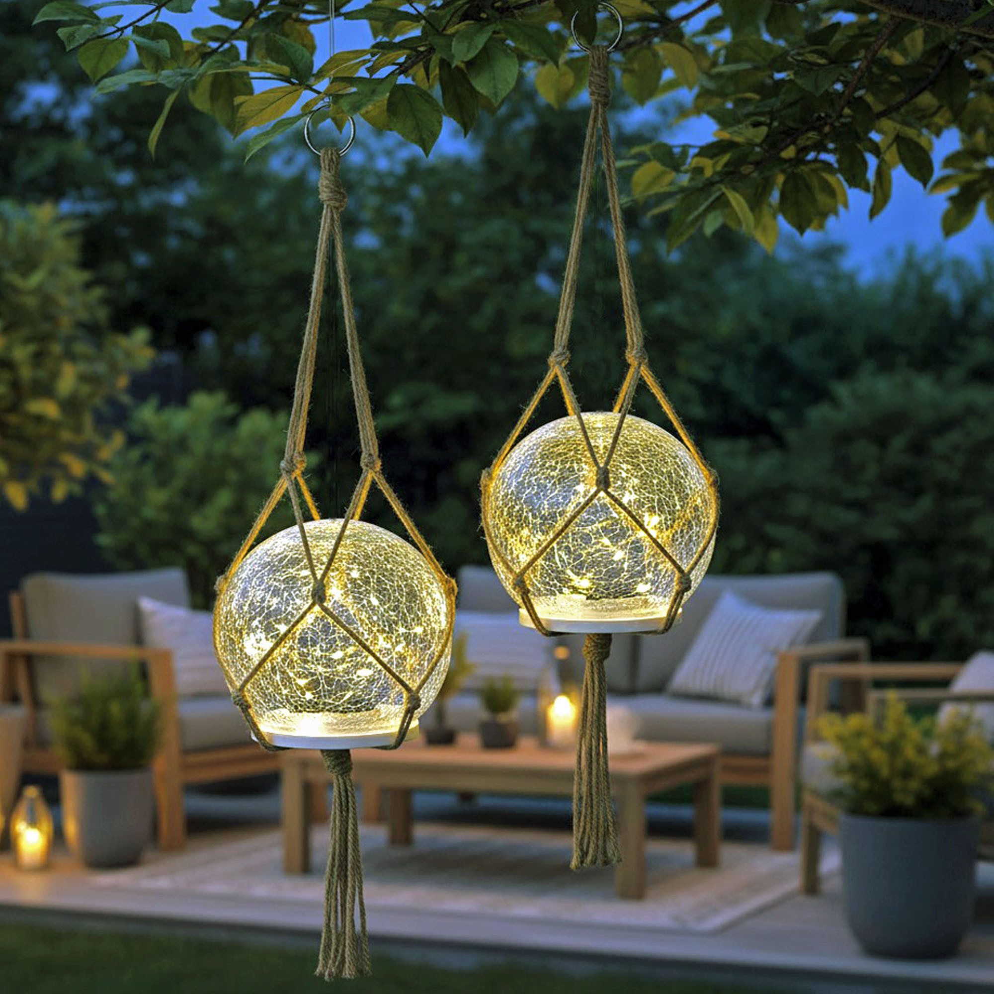 Arnusa LED Solarleuchte Solarlampe Garten als Hängelampe und Tischlampe Solar Kugel 2er Set, Dämmerungssensor, LED fest integriert, warmweiß, Boho-Stil mit hochwertigem Glas mit Jute Netz