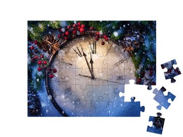 puzzleYOU Puzzle Uhr und Tannenzweige mit Schnee bedeckt, 48 Puzzleteile, puzzleYOU-Kollektionen Uhren