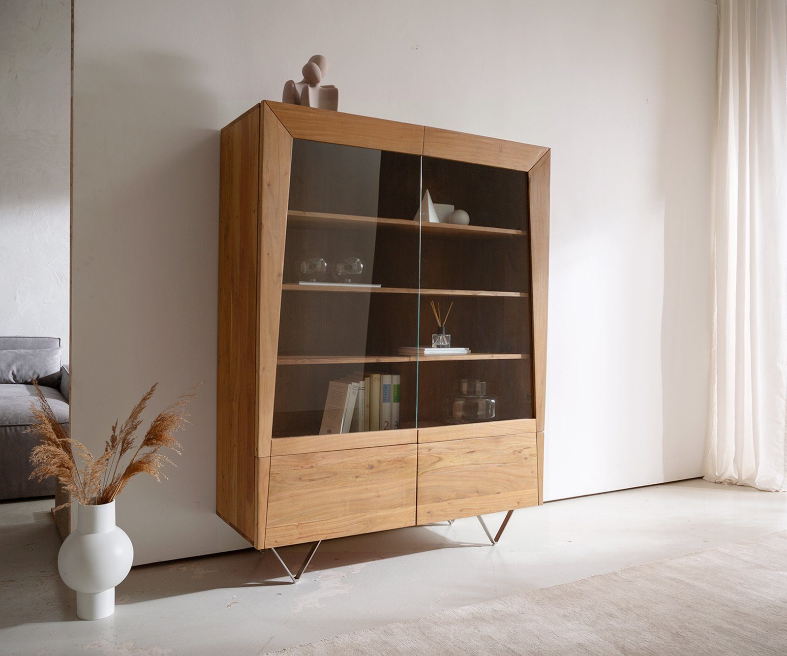 DELIFE Vitrine Kayu Akazie Natur 115x150 cm 2 Glastüren V-Fuß Highboard