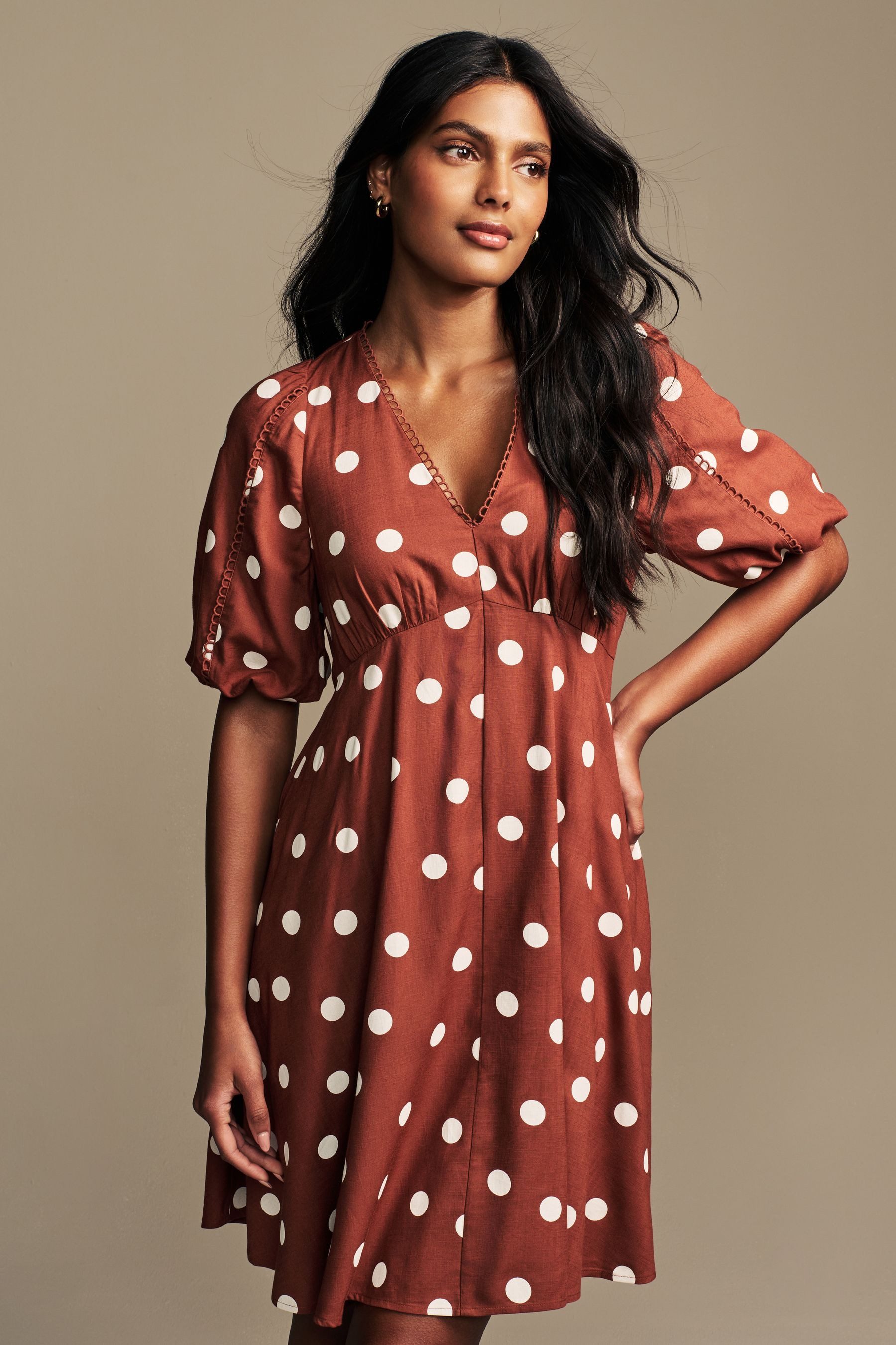 LAURA ASHLEY Minikleid Laura Ashley Minikleid mit Spitze und Ballonärmeln (1-tlg)