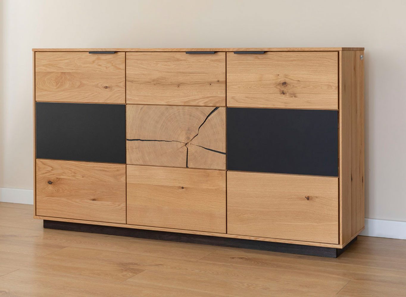 Feldmann-Wohnen Kommode Tirano (3-türig, mit Einlegeböden, 1 St., Massivholz, geölte Oberfläche), 154x39x84cm 3-türig Eiche Natur - Absetzungen schwarz / Hirnholz