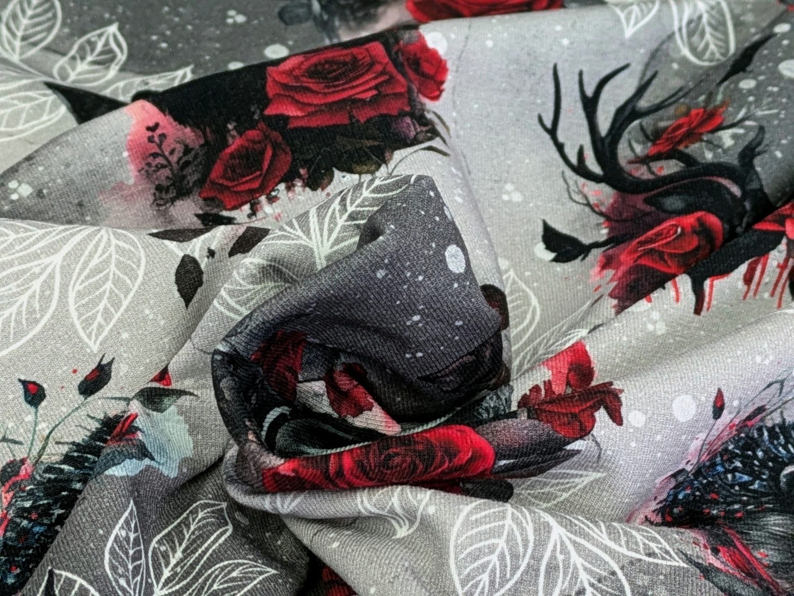 Thumbnail - Corileo Stoff Eigenproduktion Baumwolljersey Wildtiere mit Rosen auf Grau