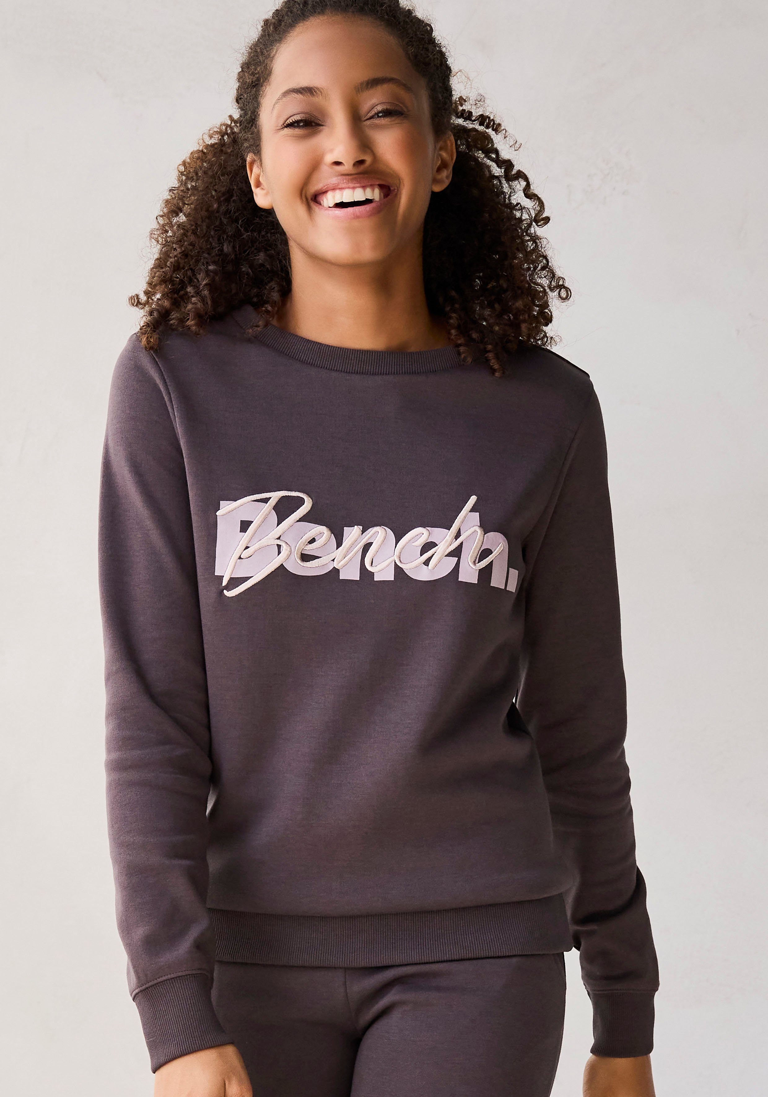 Bench. Loungewear Sweatshirt mit und Loungeanzug Stickerei, stone Logodruck