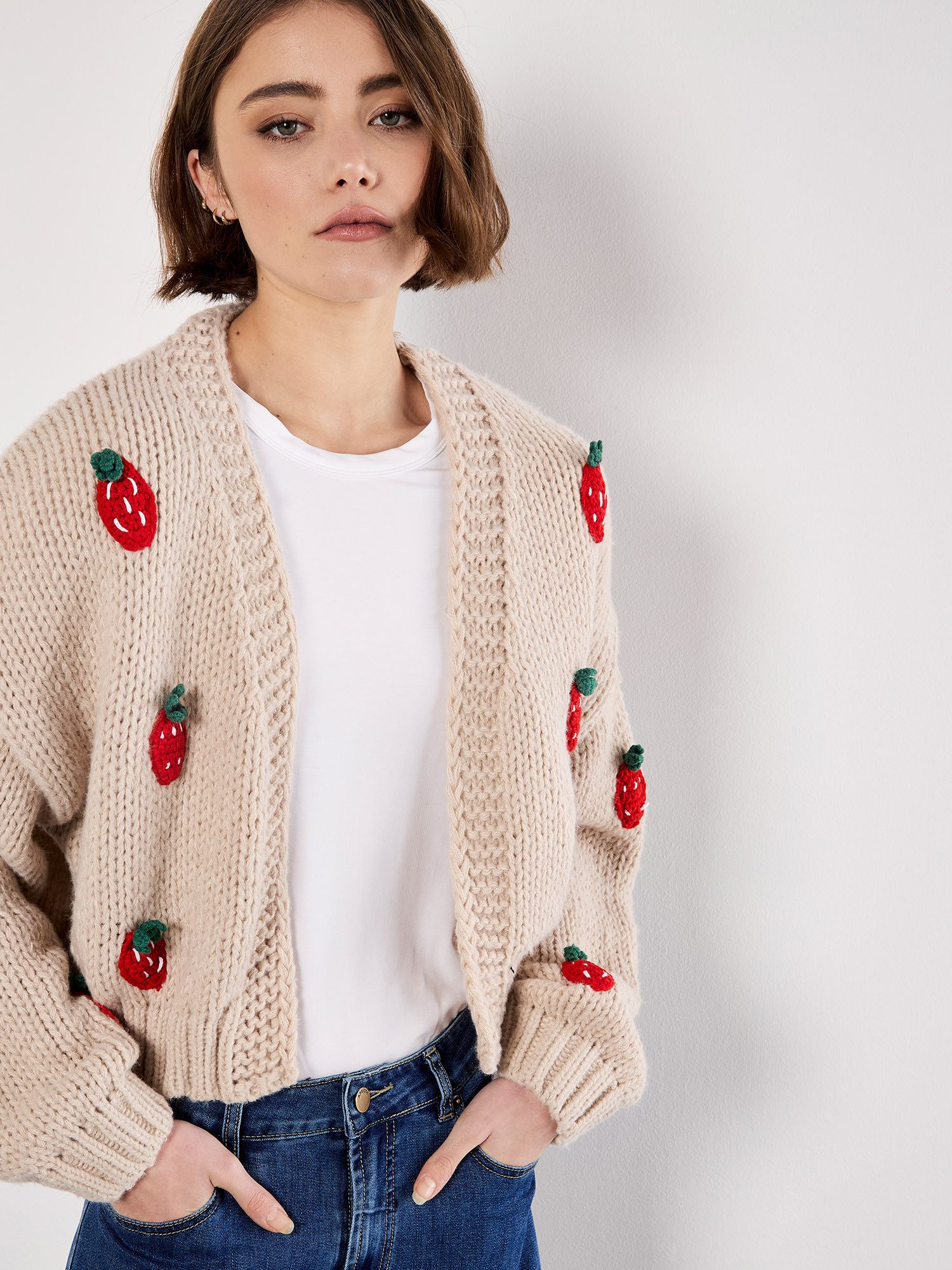 Apricot Cardigan Strickhülle, mit Erdbeerstickerei günstig online kaufen