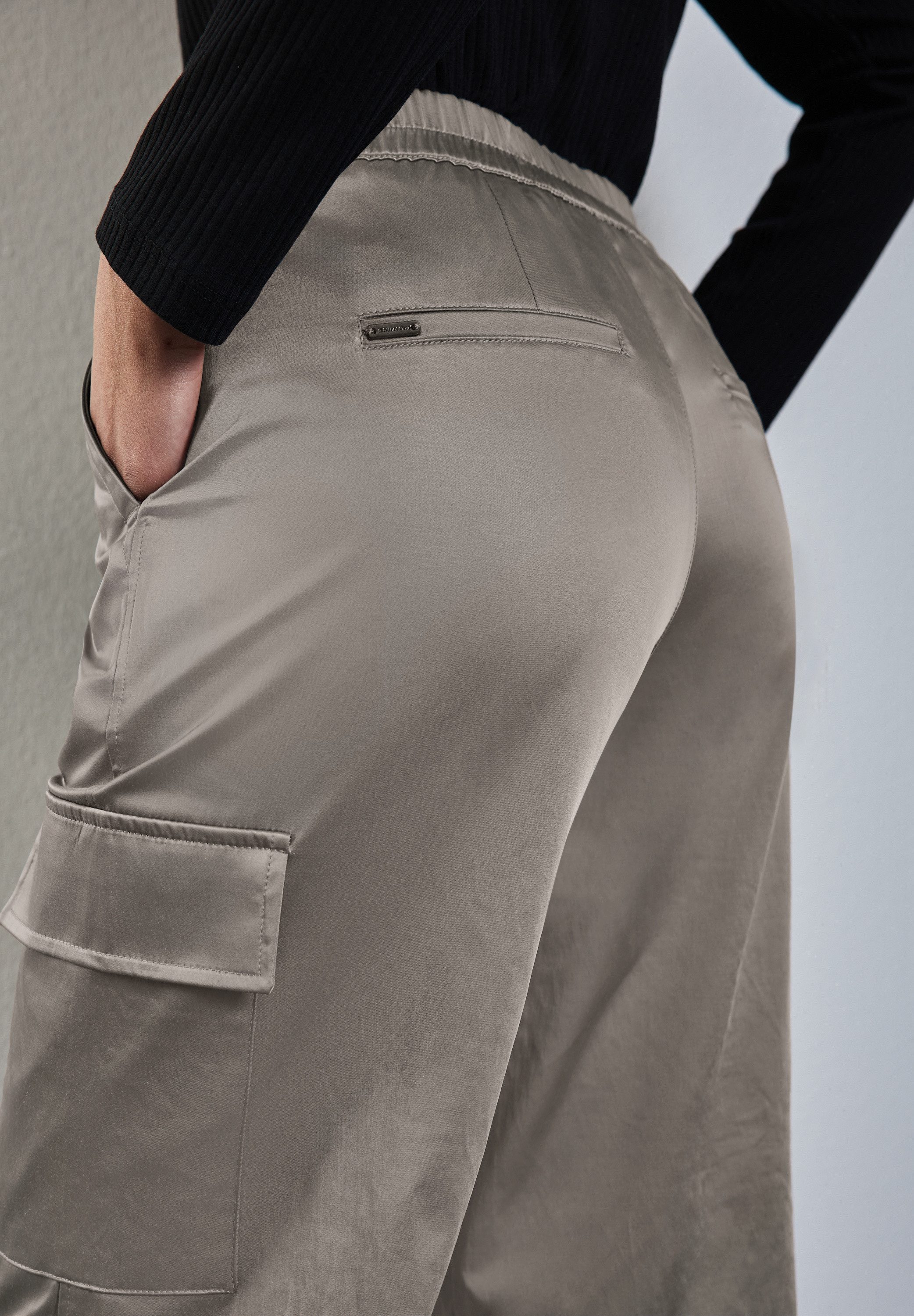 STREET ONE Cargohose in schimmernder Optik. Reduzierter Preis € 32,56. Unverbindliche Preisempfehlung € 79,99