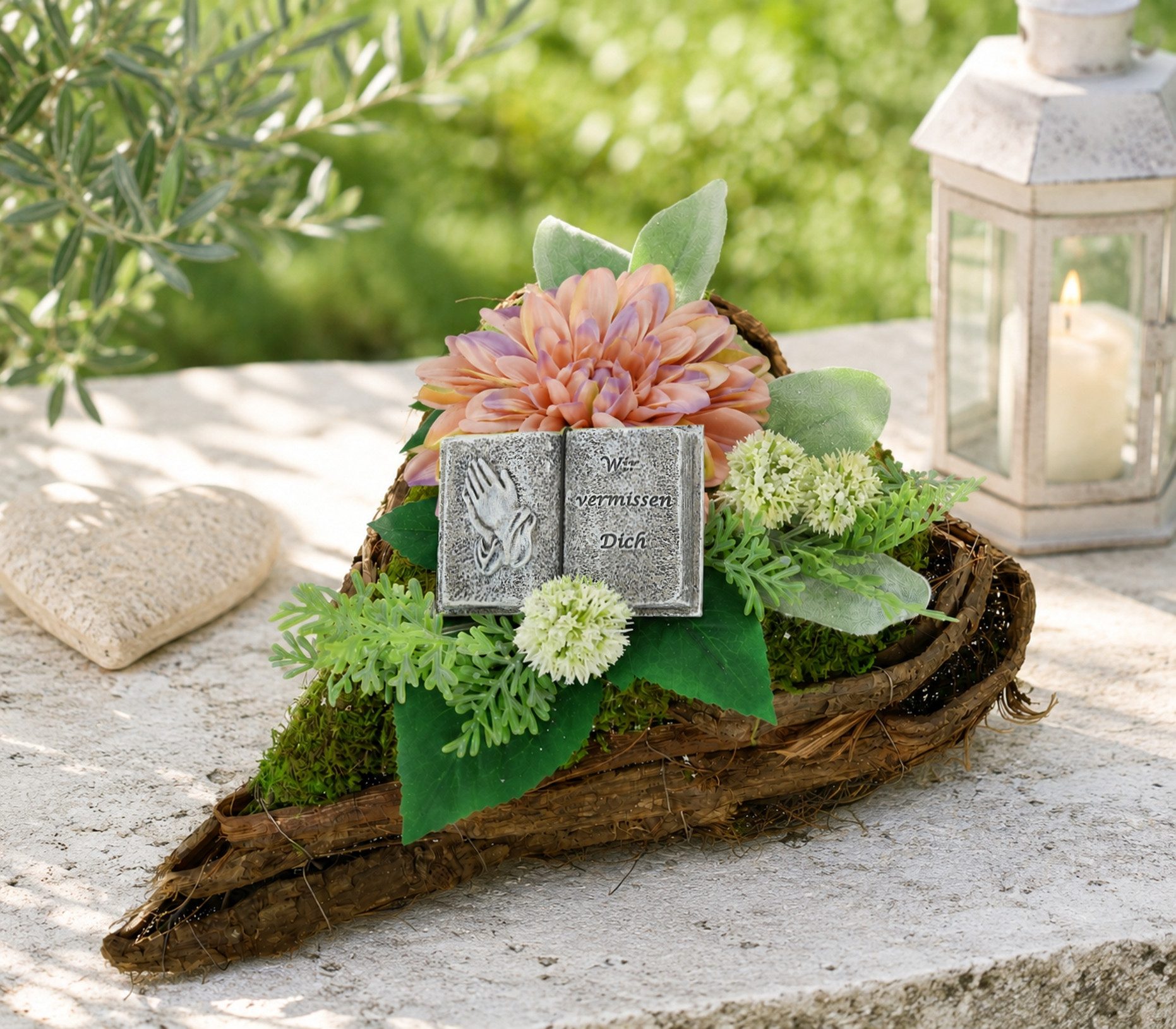 Kunstblume Gesteck mit Dahlie und Allium im Pflanz-Herz, OTTO home, Höhe 14 cm, Dekoratives Herzgesteck mit Buchfigur und Blütenarrangement – Bild 2 von 3