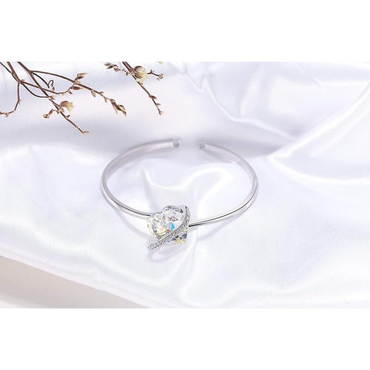 Lisandra Scott Armreif verstellbar mit funkelnden Herz Stein Kristallen - Armband für Damen, Funkelnder Herz-Armreif – verstellbar, edel & ideal als Geschenk