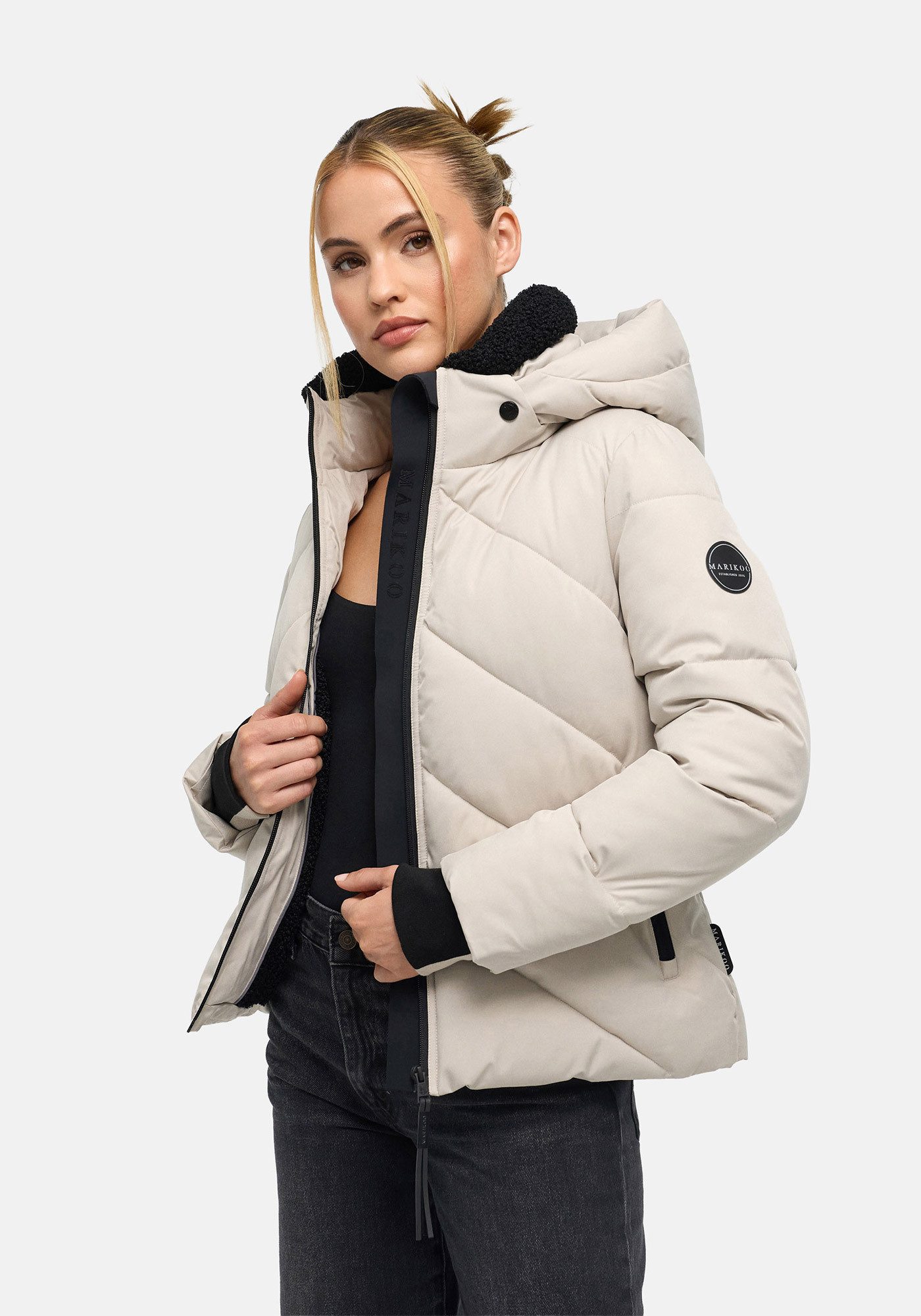 Marikoo Winterjacke Shinamii Kurze Steppjacke mit Kapuze und diagonalem Steppmuster – Bild 3 von 5