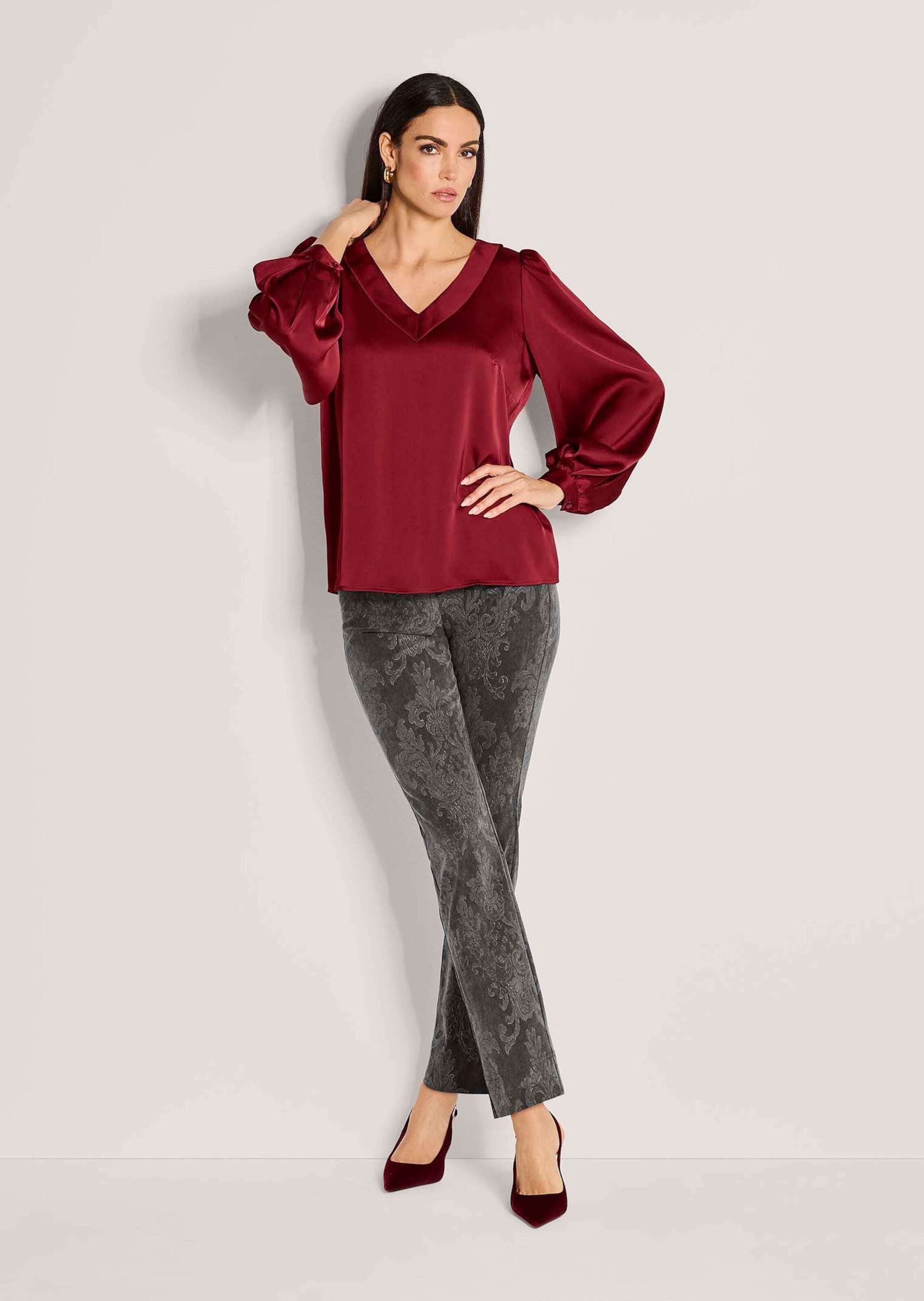 MADELEINE Langarmbluse Elegante Bluse mit V-Ausschnitt Satin-Glanz, V-Ausschnitt und lange Ärmel