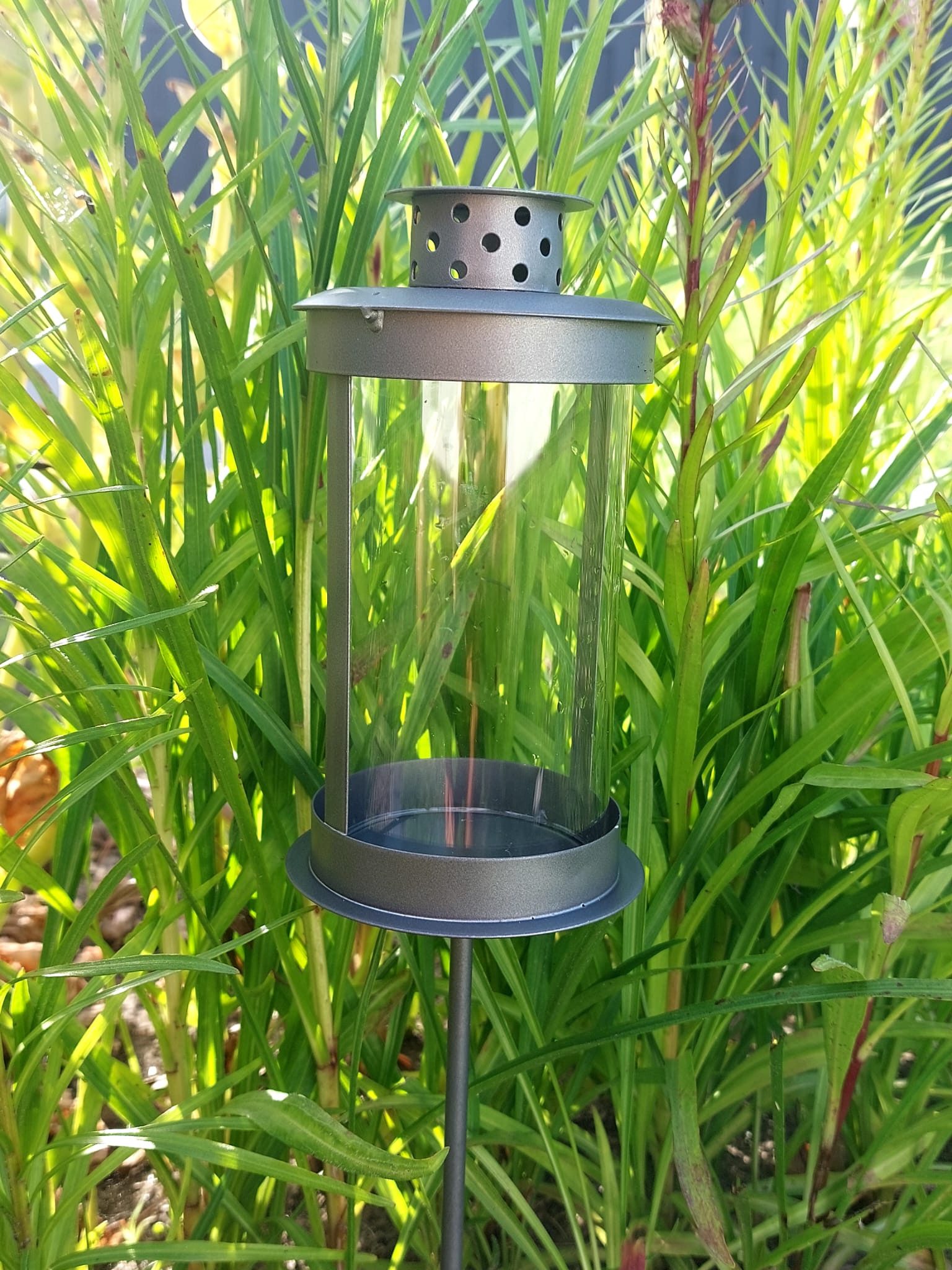 meytrade Kerzenlaterne Laterne mit Erdspieß für Garten, Balkon, Terrasse, Grabdeko (4 teilig inkl. Zündhölzer), windfeste, stabile Laterne für Kerzen oder Lichterketten