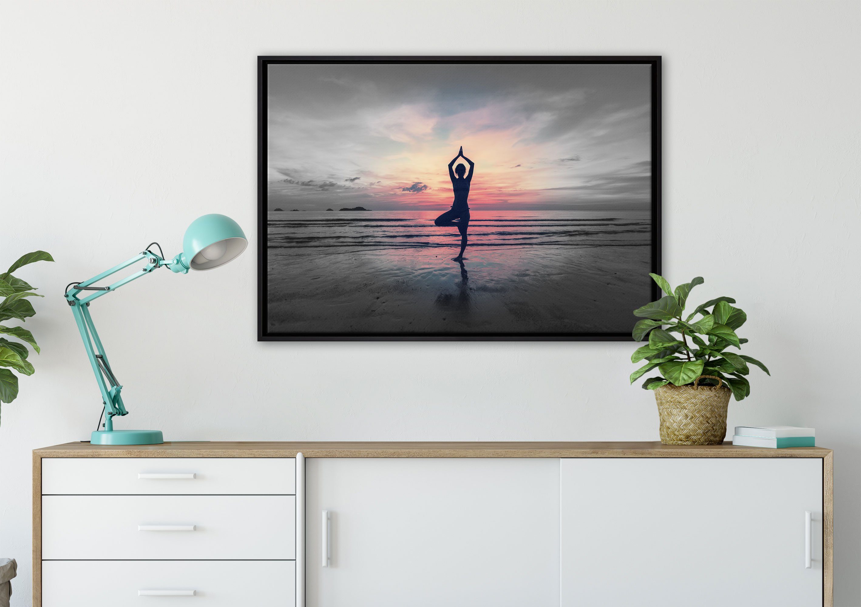 fertig bespannt, Leinwandbild Pixxprint gefasst, inkl. einem am (1 St), Yoga Leinwandbild Strand, Zackenaufhänger in Wanddekoration Schattenfugen-Bilderrahmen