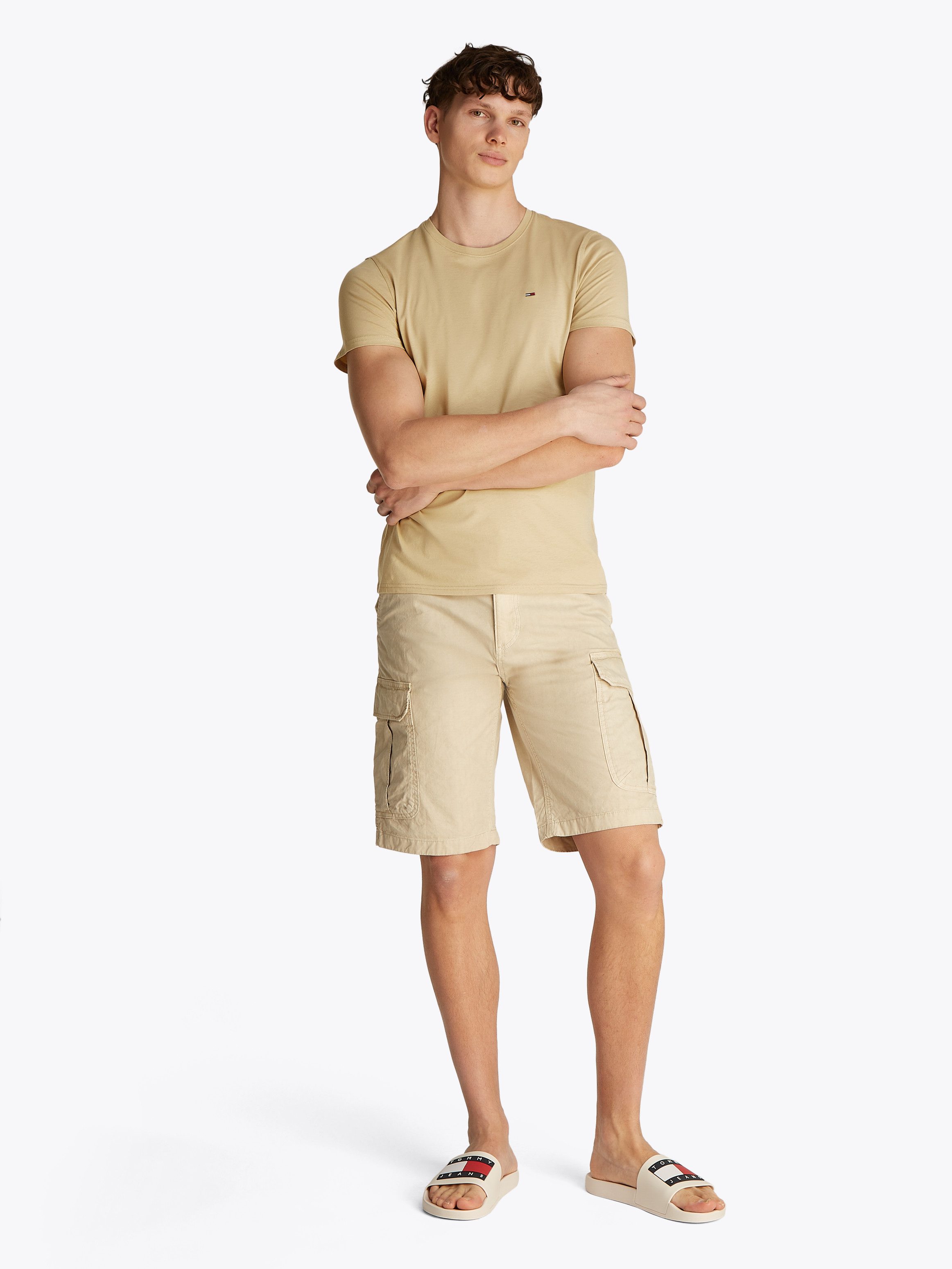 Tommy Jeans T-Shirt TJM ESSENTIAL SOLID TEE mit Rundhalsausschnitt und dezenter Logo-Flag