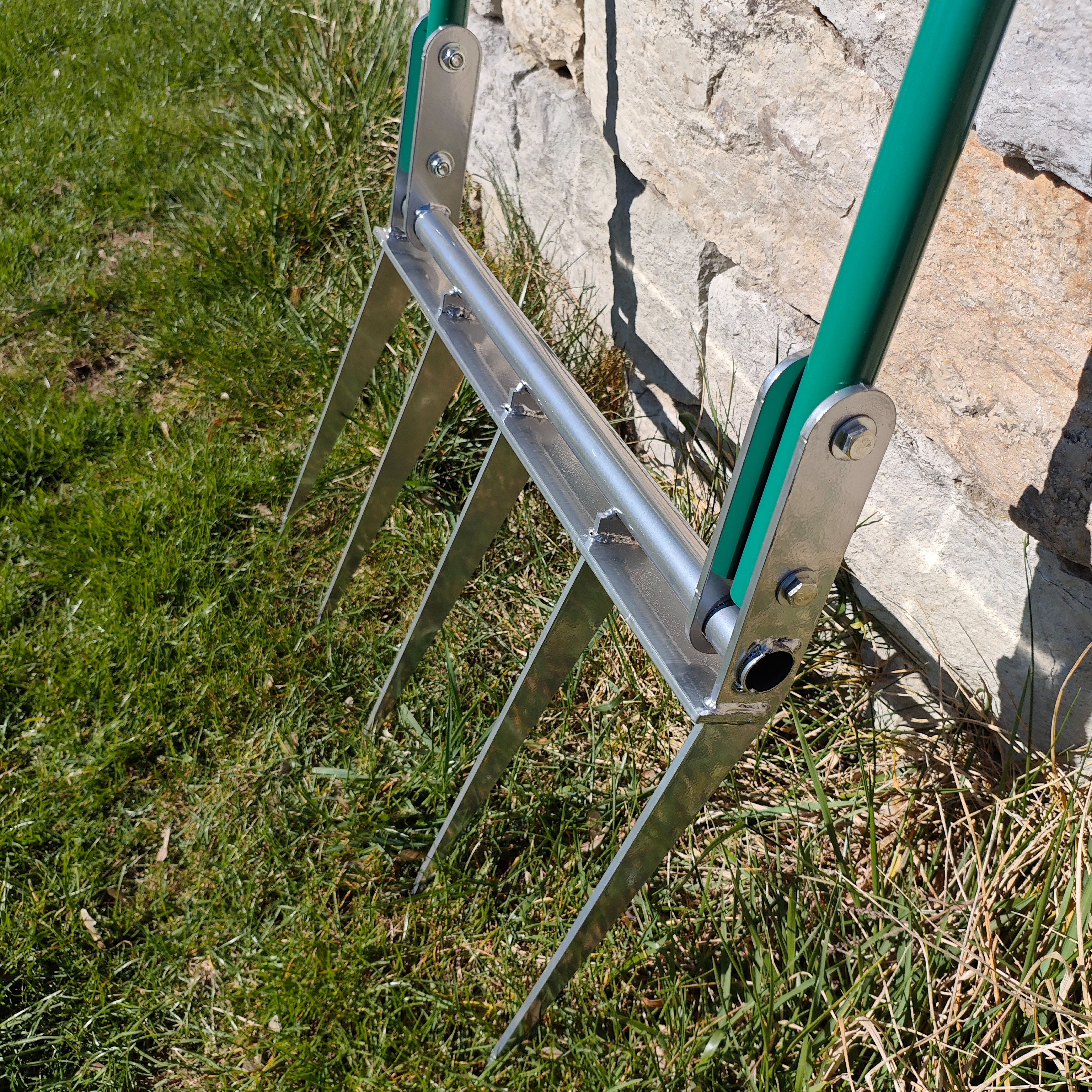 SattesGrün Gartenrechen Profi Grabegabel Broadfork Spatengabel Forke -, 50 cm Arbeitsbreite, mit 105 cm langem Stiel, (30cm lange Zinken - optimal zum Tiefenlockern und Aerifizieren -, zum Auflockern verdichteter Böden), Entfernen von Unkraut und Vorbereiten von Beeten