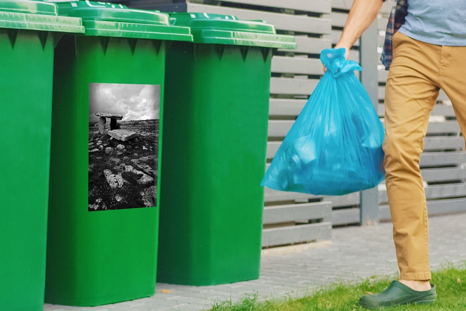 MuchoWow Wandsticker versteckter Sticker, einer Dolmen St), Container, Abfalbehälter in Mülleimer-aufkleber, Landschaft (1 Ein - schwarz-weiß Mülltonne