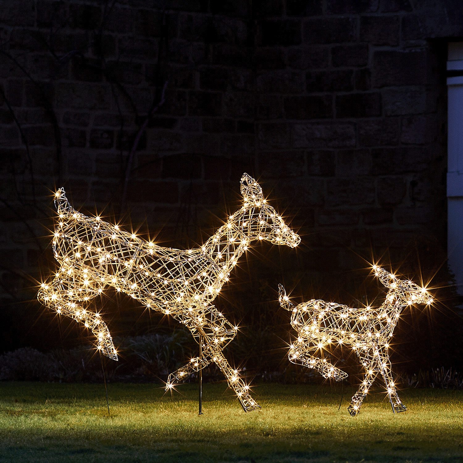 Lights4fun LED-Dekofigur 2er Set springende LED-Rentier Hirschkuh & Rehkitz L Harlow, Weihnachtsbeleuchtung, Höhe: 100cm & 60cm