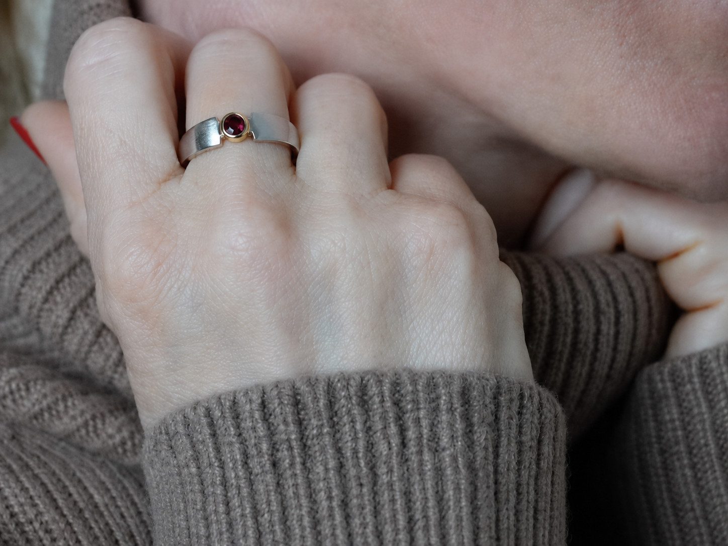 Sogni d'oro Solitärring mit pinkem Turmalin und vergoldetem Ringkopf, Silber 925