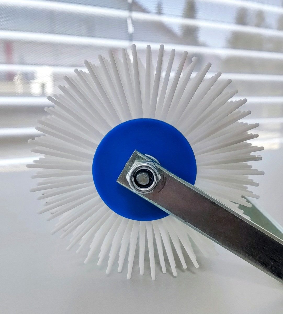 DEWEPRO Bodenlegerkelle Stachelwalze mit Spritzschutz 500mm breit, Stachellänge 31mm