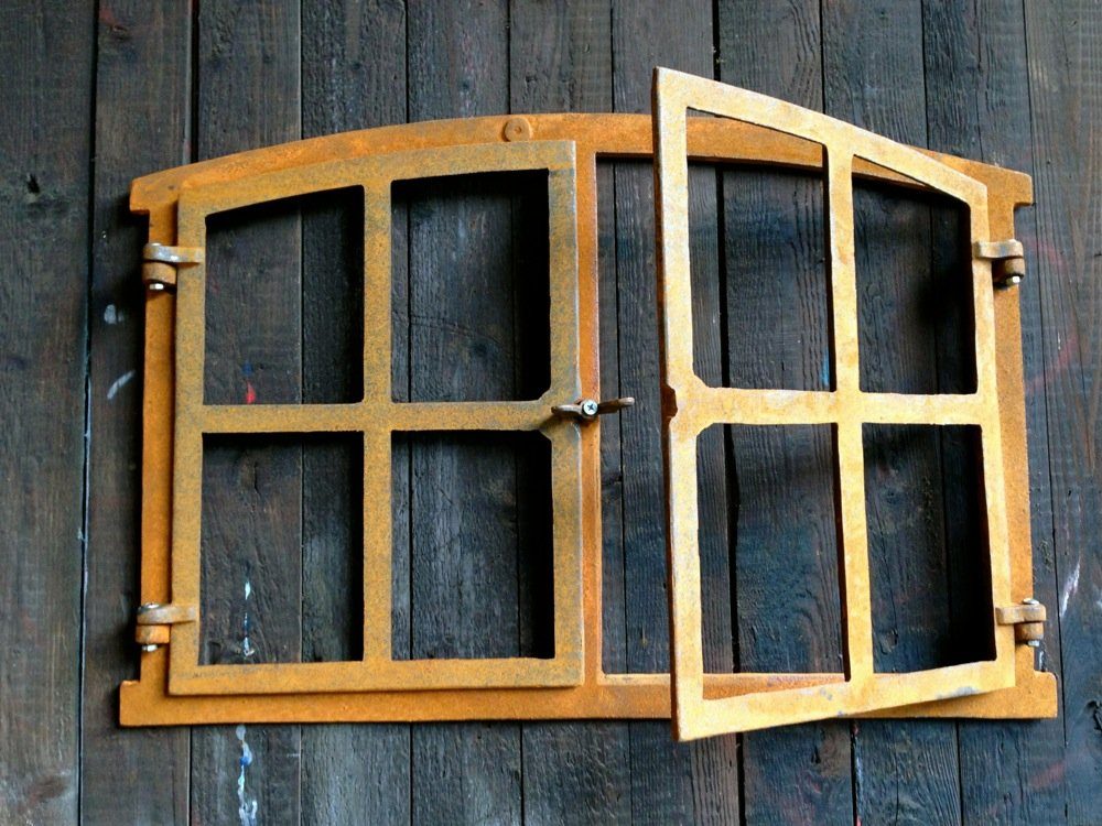 Antikas Fenster Eisenfenster mit Doppelflügel zum Öffnen, antik-ländliches Fenster