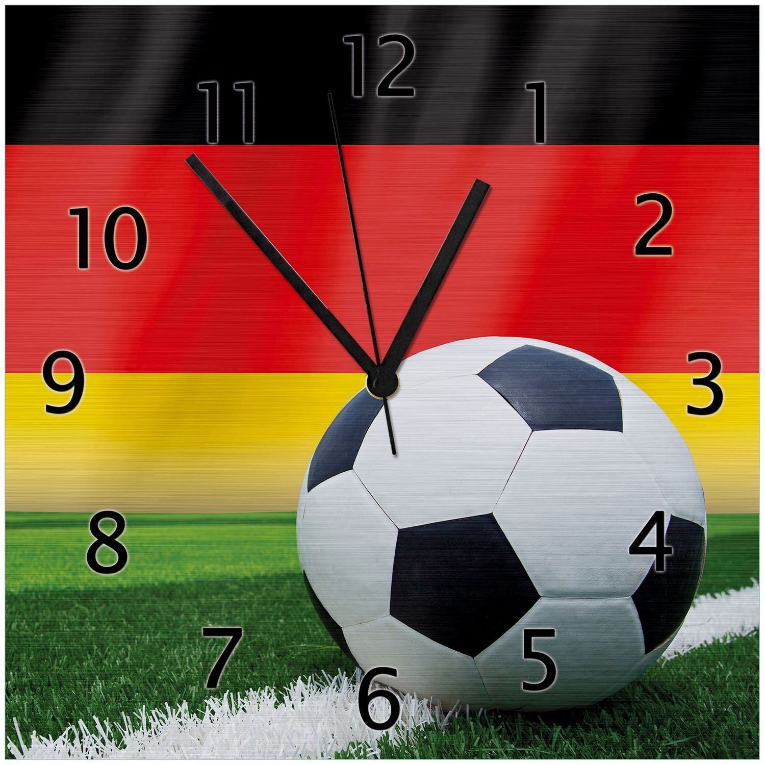 einer Fußball Deutschlandflagge Wanduhr (Aluverbunduhr) Wallario vor