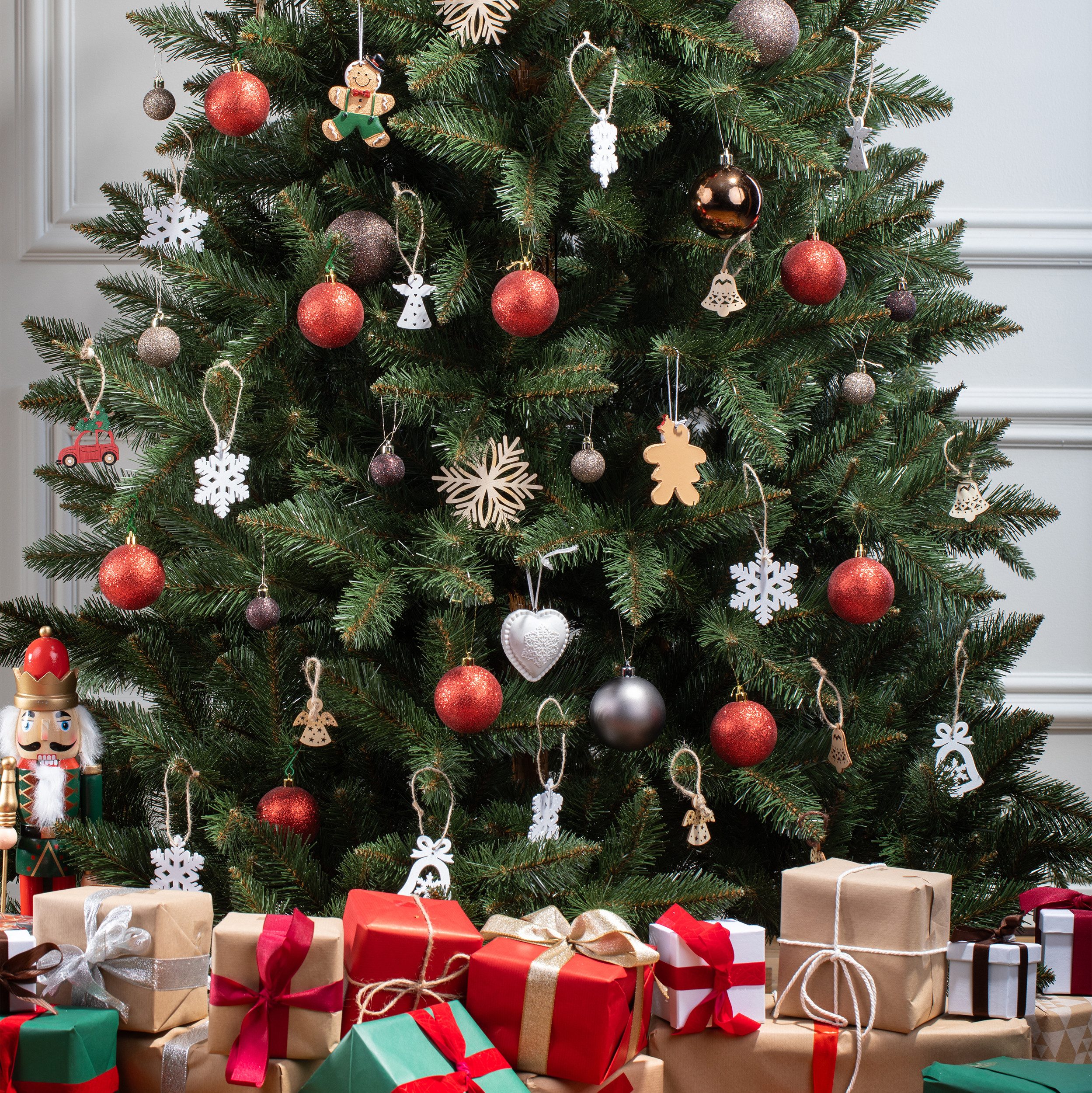 Fairytrees Künstlicher Weihnachtsbaum FT14B, Nordmanntanne Braun, NORDMANNTANNE mit Christbaum Holzständer