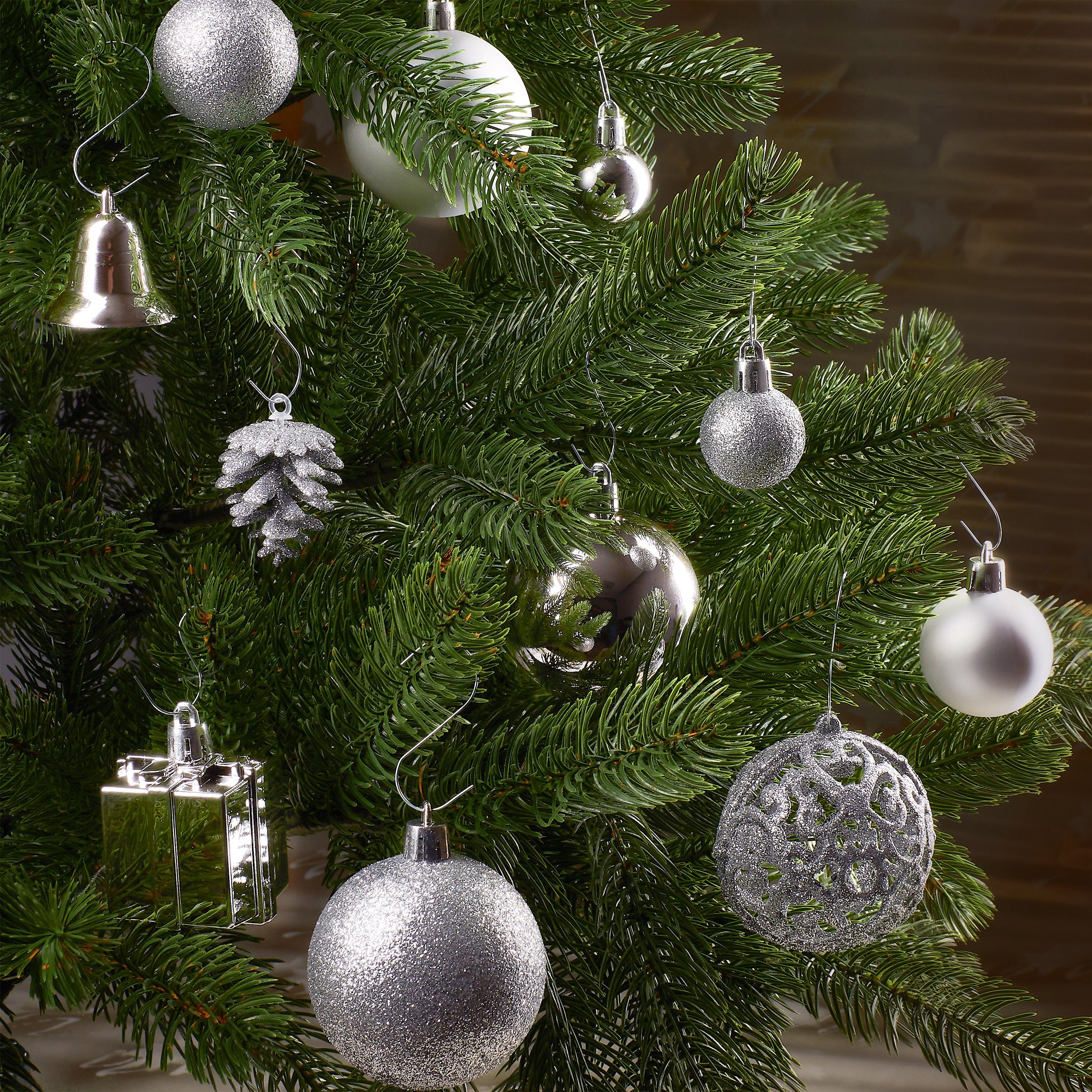 BRUBAKER Weihnachtsbaumkugel robust Weihnachtsdekoration 101-teiliges Christbaumschmuck und Kunststoff, edel Silber aus mit Baumspitze, Weihnachtskugel-Set